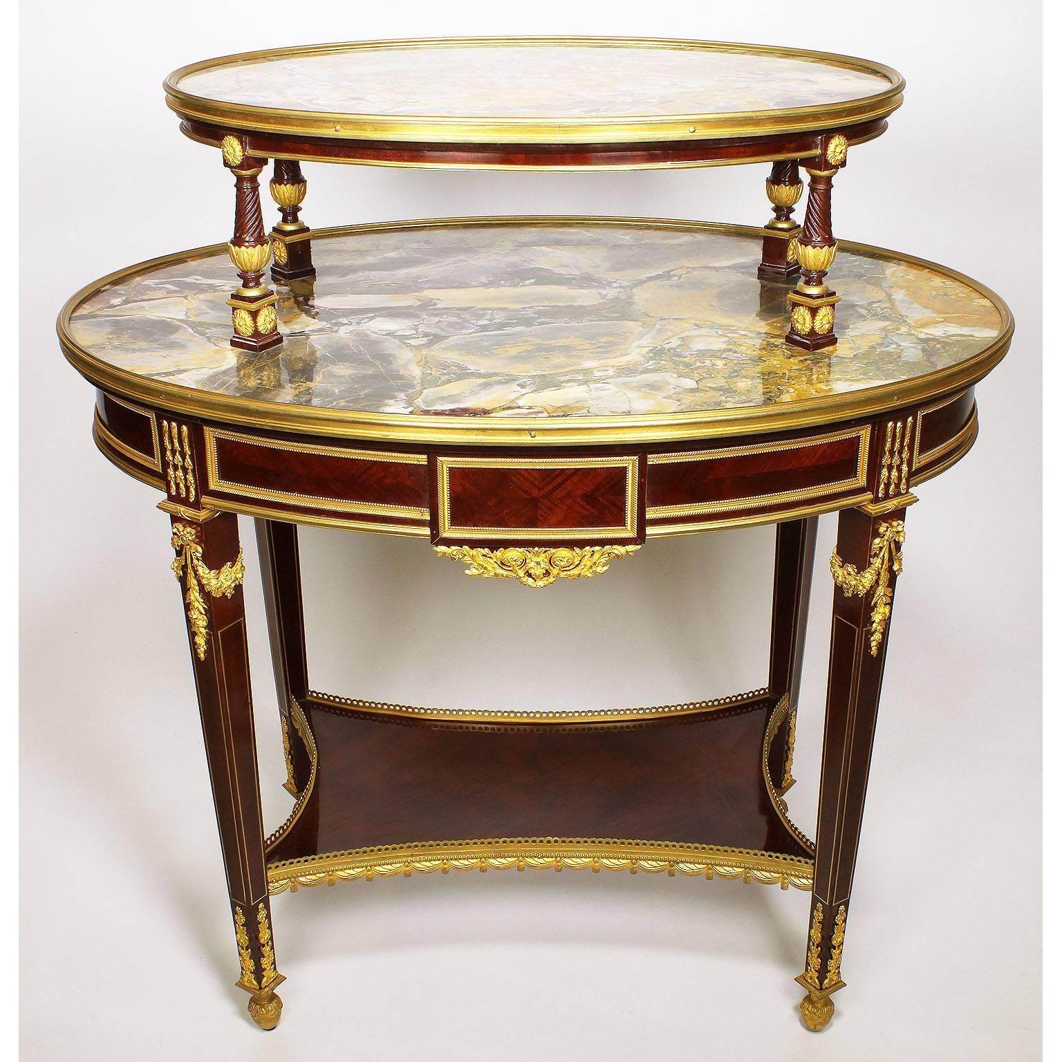 Français Table à thé à deux niveaux en acajou de style Louis XVI du 19ème siècle, montée en bronze doré en vente
