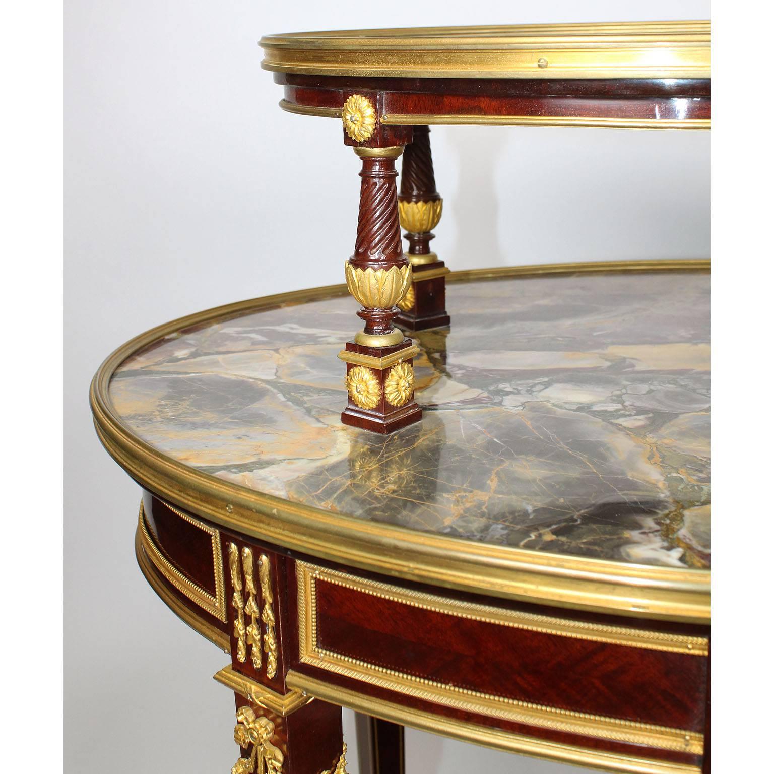 Doré Table à thé à deux niveaux en acajou de style Louis XVI du 19ème siècle, montée en bronze doré en vente
