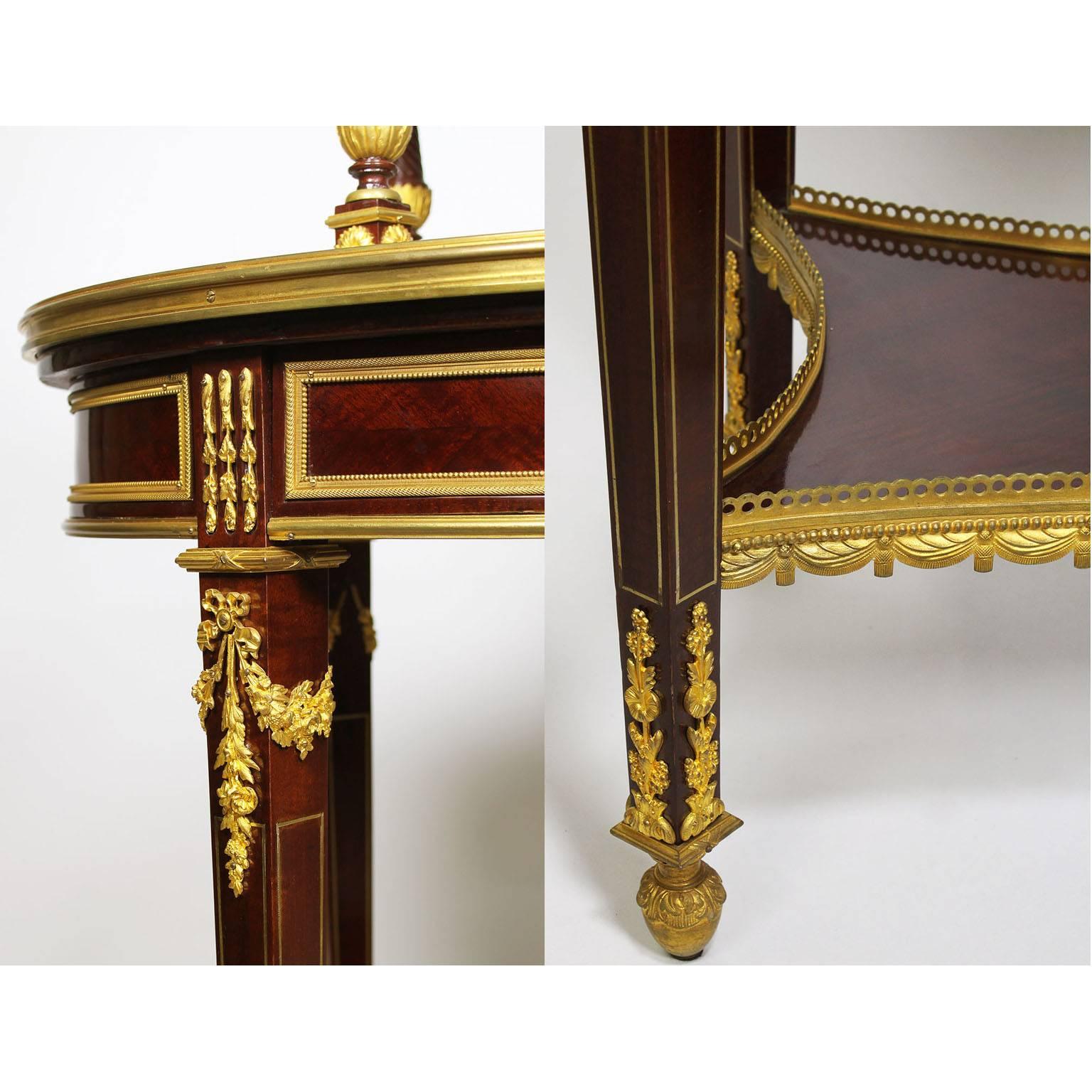 Début du 20ème siècle Table à thé à deux niveaux en acajou de style Louis XVI du 19ème siècle, montée en bronze doré en vente
