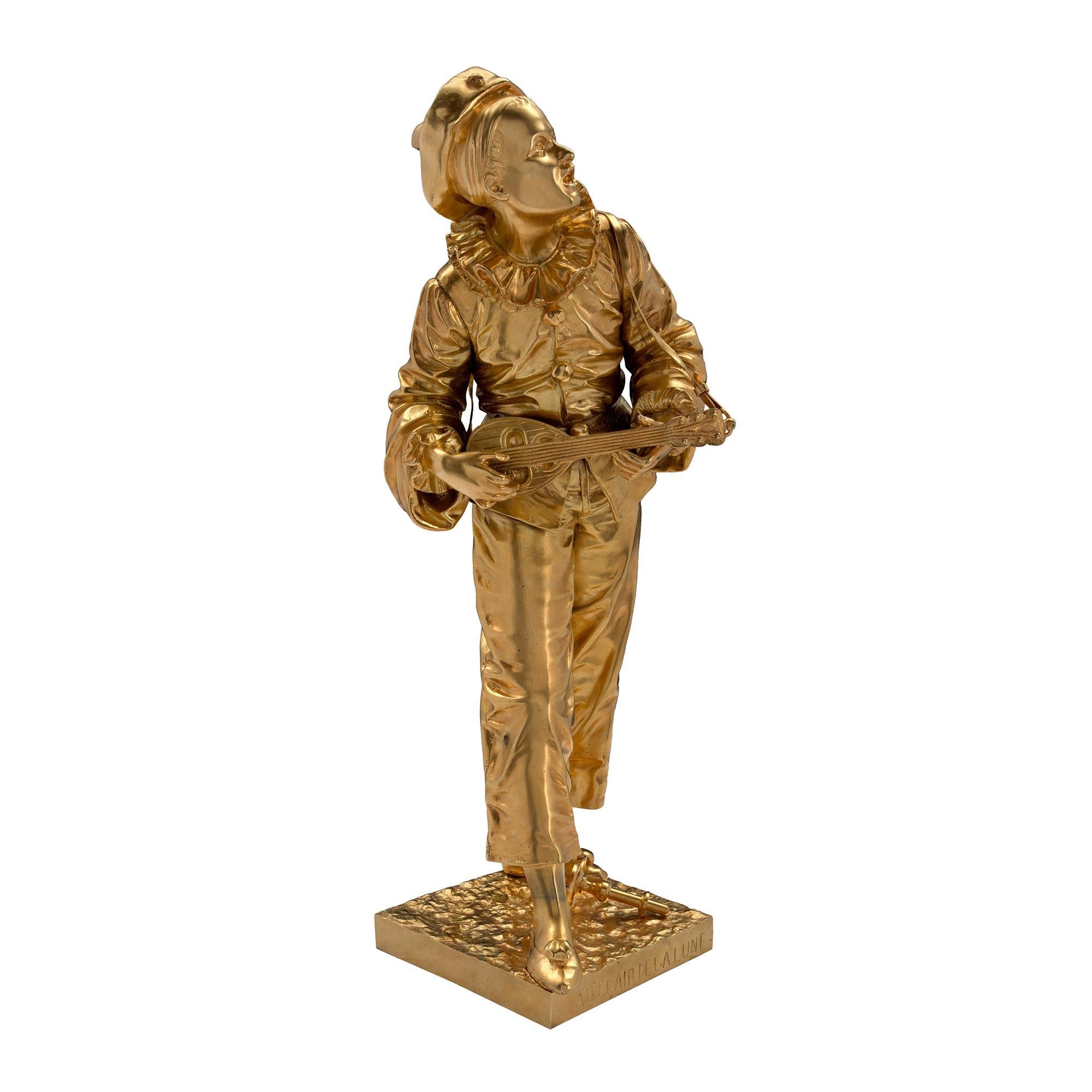 Un'affascinante statua francese del XIX secolo in stile Luigi XVI in ormolu raffigurante Pierrot che canta. Pierrot è in piedi su una base quadrata, vestito da pantomima, suona il suo ukulele e canta la sua famosa canzone francese per bambini 