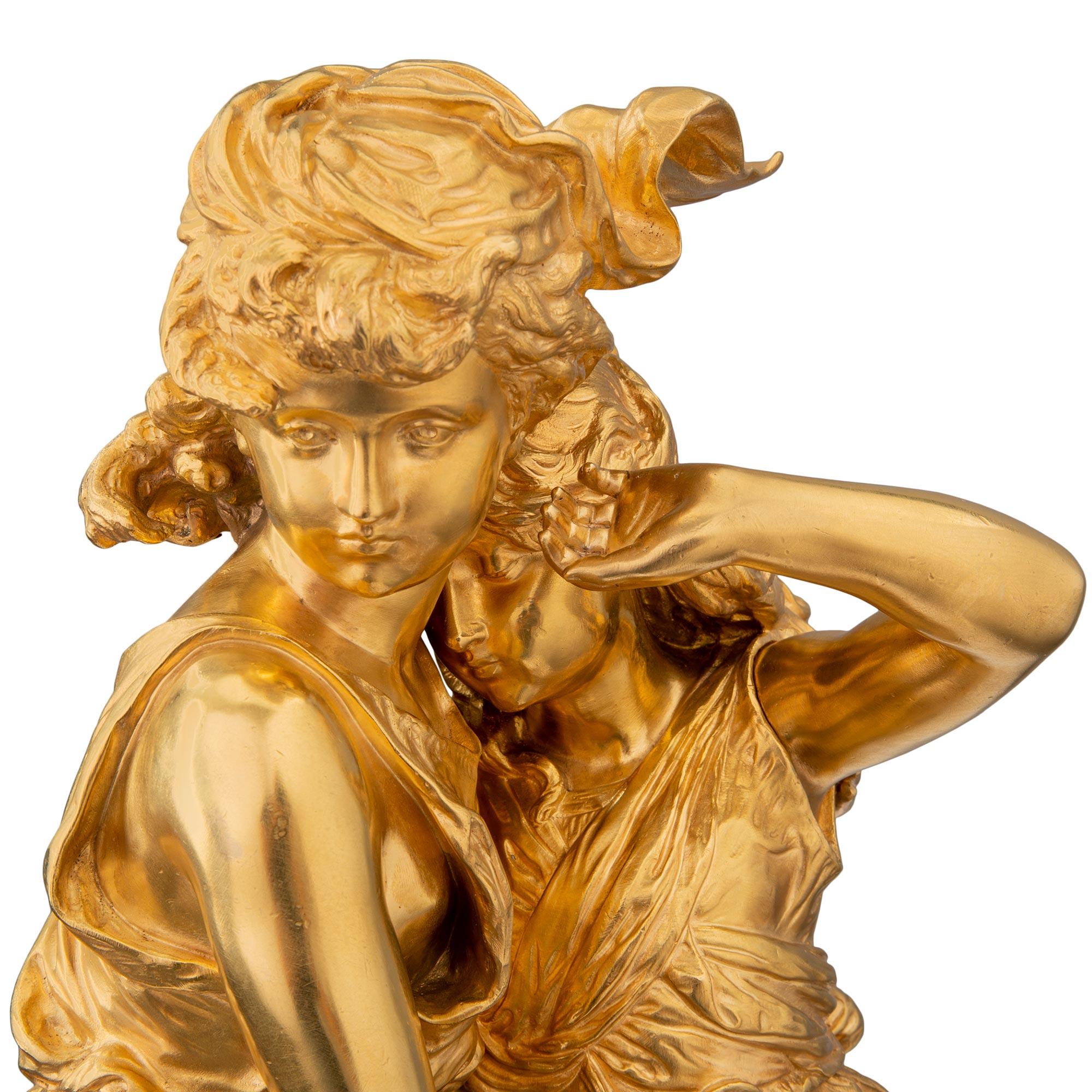 Französische Ormolu-Statue zweier Jungfrauen im Louis-XVI-Stil des 19. Jahrhunderts, signiert Moreau (Goldbronze) im Angebot