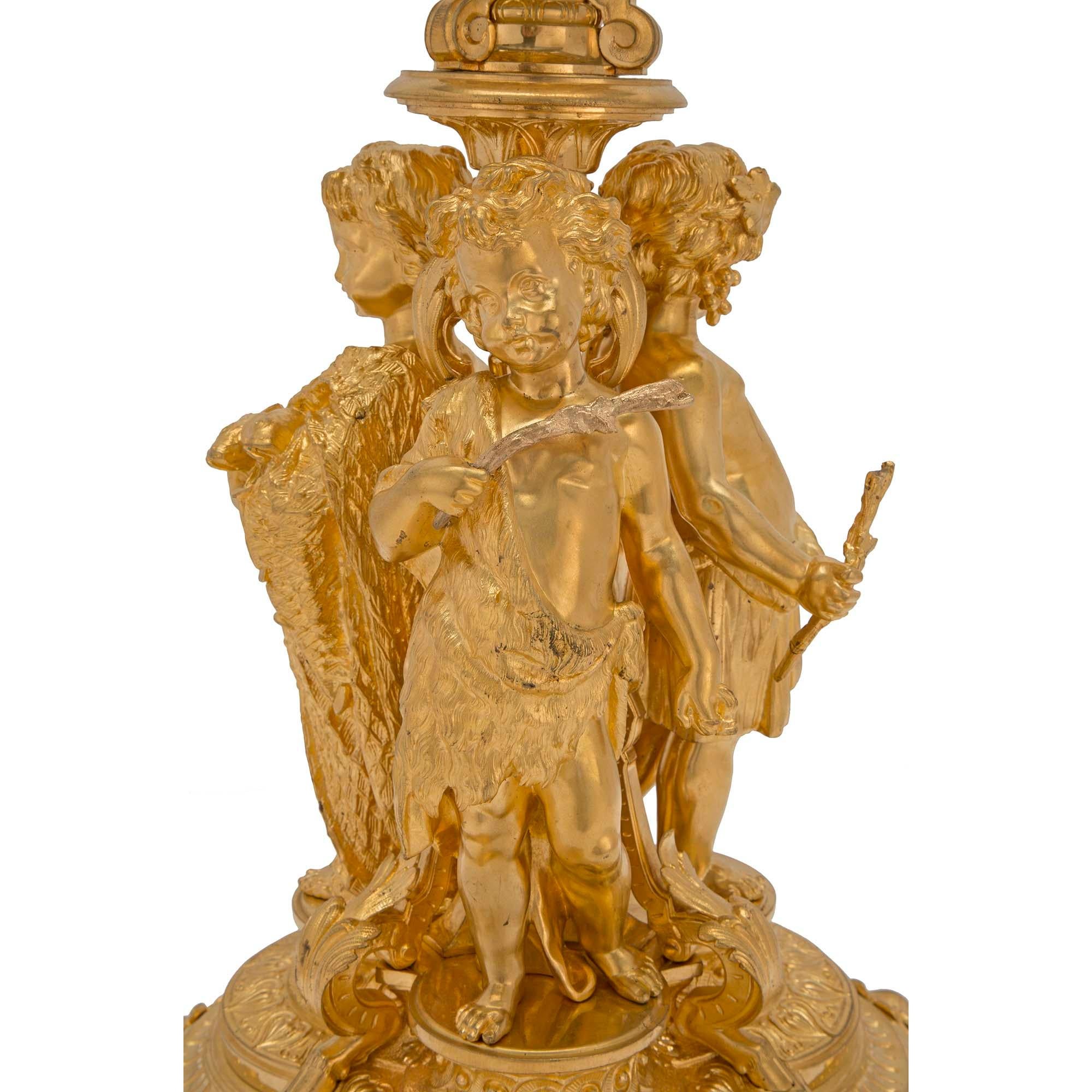 Goldbronze-Urne im Louis-XVI.-Stil des 19. Jahrhunderts (Französisch) im Angebot
