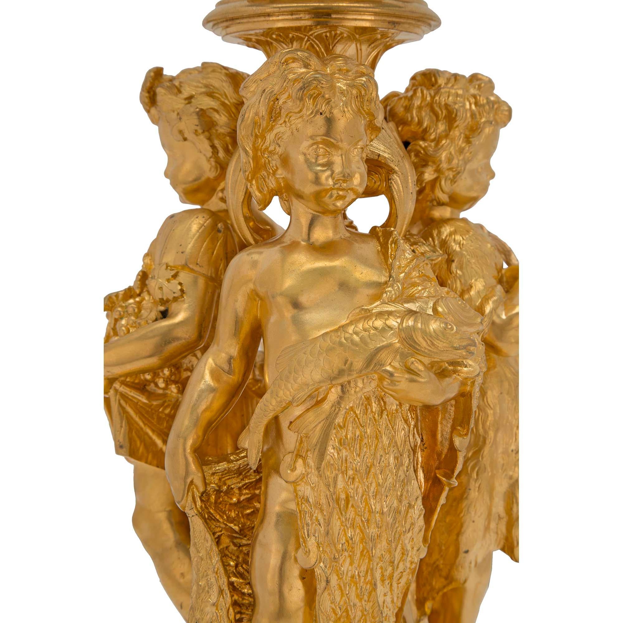 Goldbronze-Urne im Louis-XVI.-Stil des 19. Jahrhunderts im Angebot 1