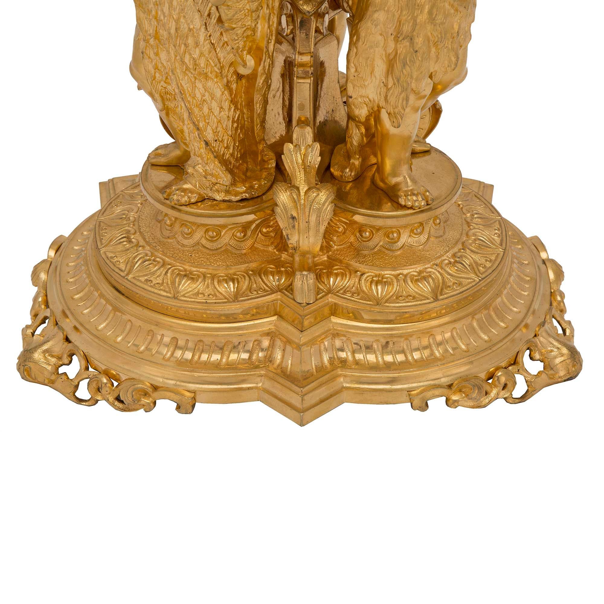 Goldbronze-Urne im Louis-XVI.-Stil des 19. Jahrhunderts im Angebot 3