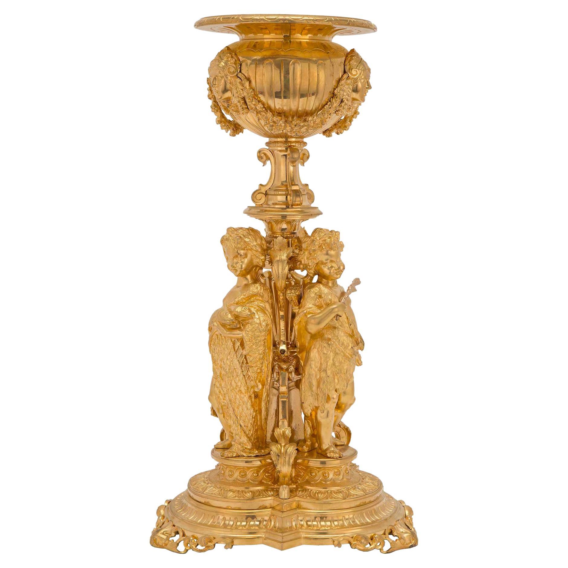 Urne en bronze doré de style Louis XVI du 19ème siècle français