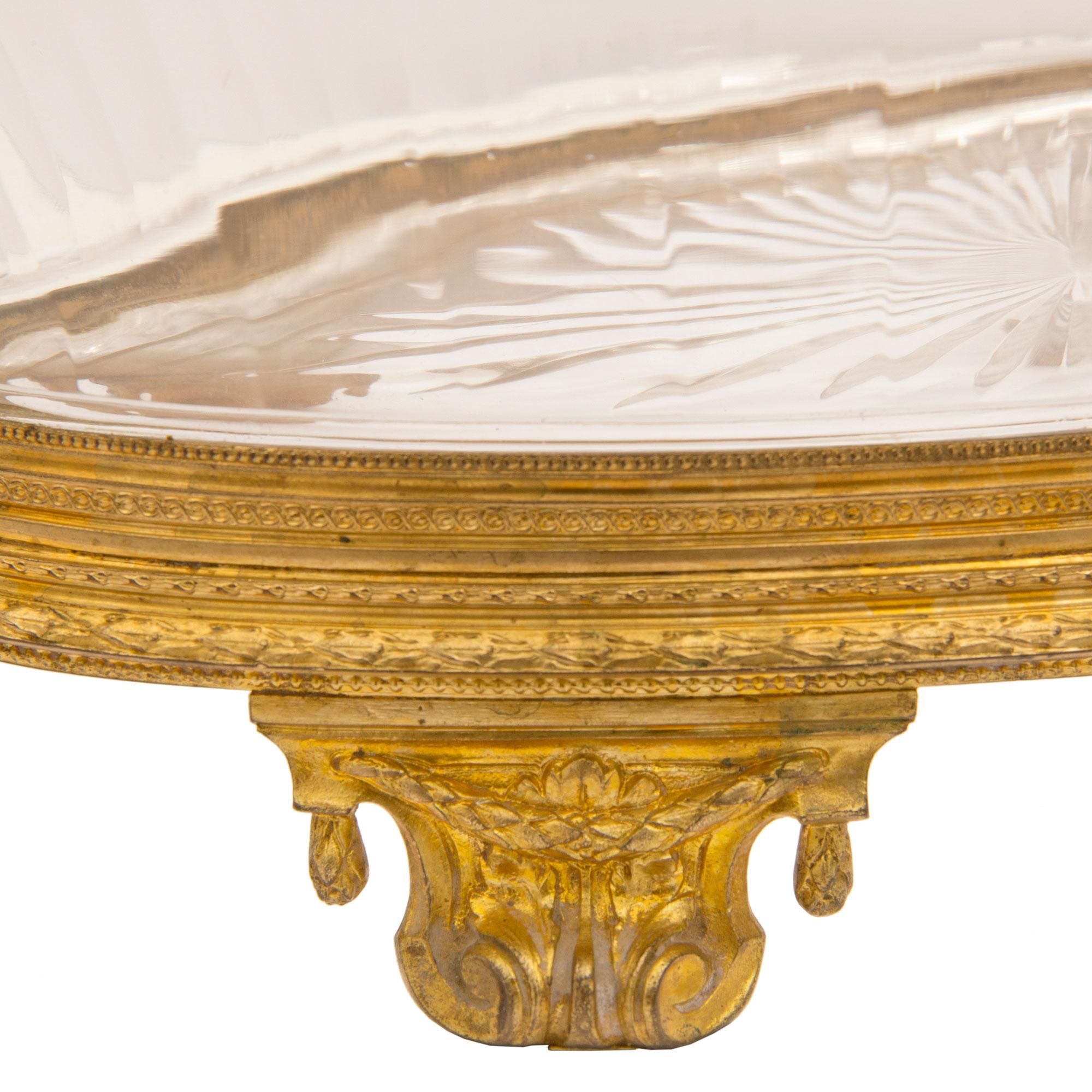Cristal Bol de centre de table de forme ovale de style Louis XVI du 19ème siècle français en vente
