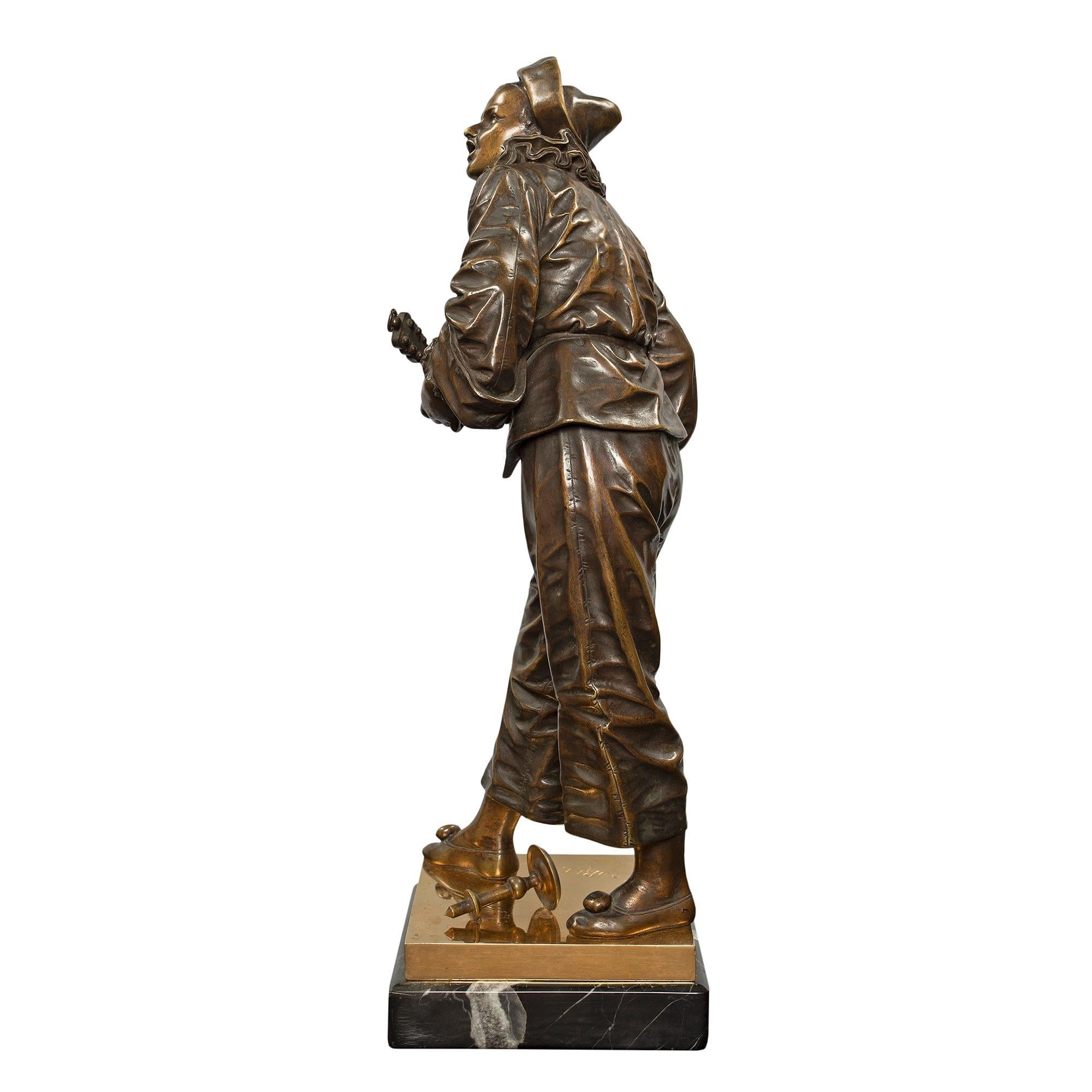 Patiné Statue française du XIXe siècle de style Louis XVI en bronze patiné et bronze doré en vente