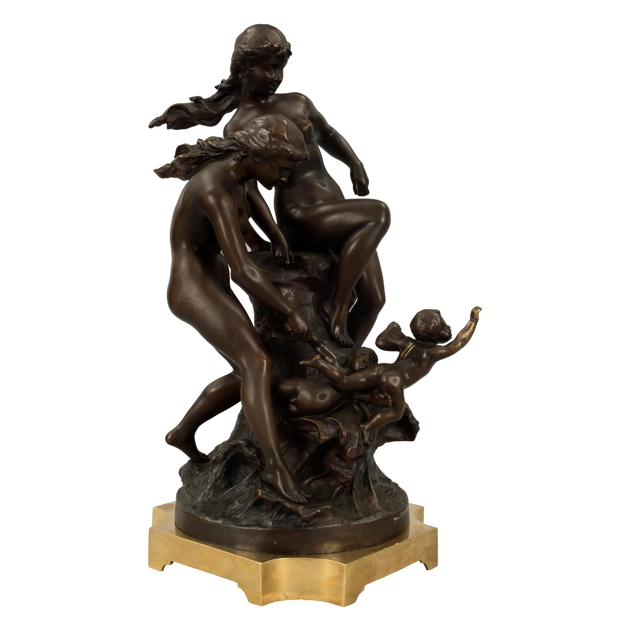Magnifique bronze patiné de style Louis XVI du 19ème siècle. Le bronze repose sur une base carrée en bronze doré aux angles concaves. Deux baigneuses nues s'ébattent dans les vagues avec deux chérubins exubérants. Les cheveux des jeunes filles