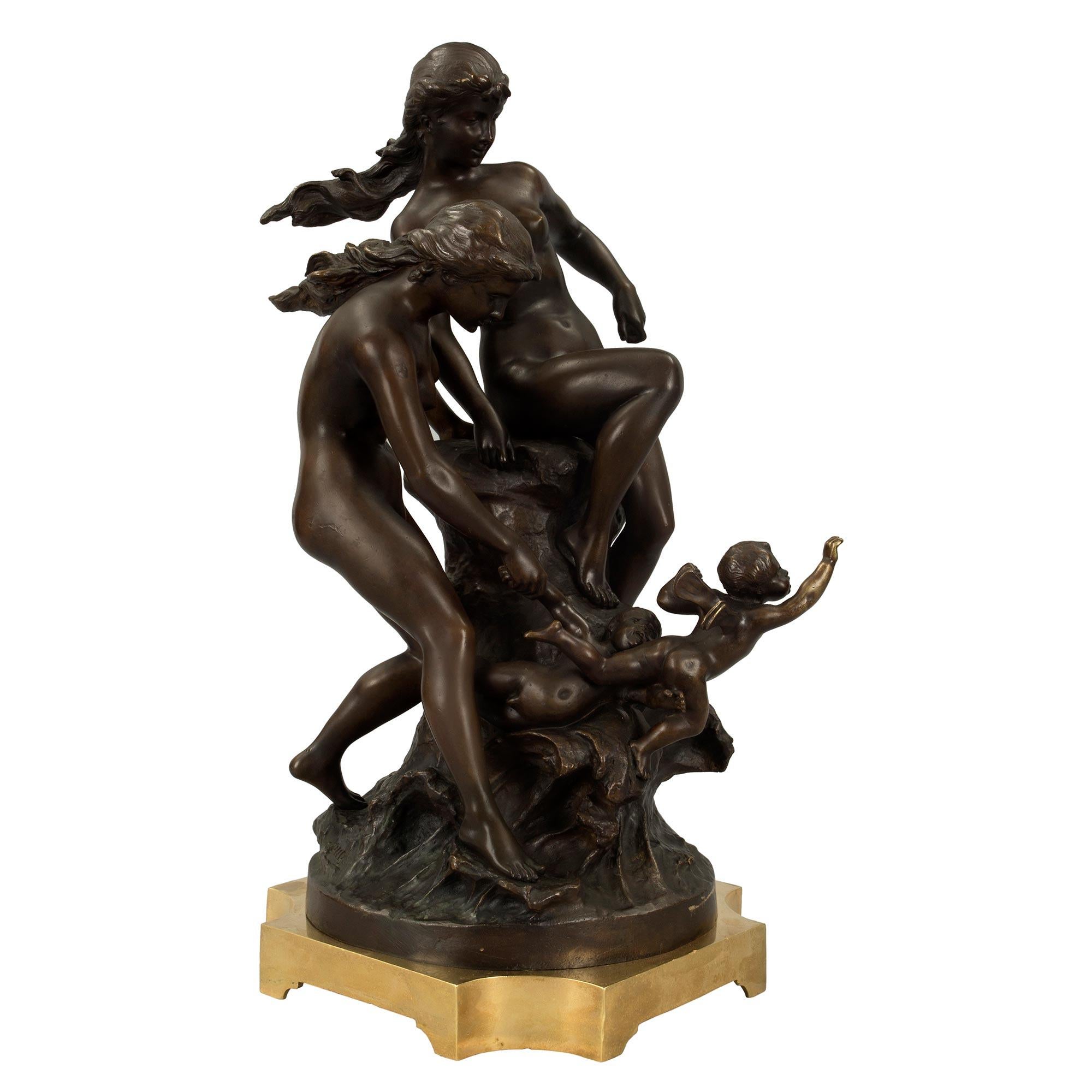 Maravilloso bronce patinado de estilo Luis XVI francés del siglo XIX. El bronce se alza sobre una base cuadrada de ormolina con esquinas cóncavas. Dos doncellas bañistas desnudas retozan en las olas con dos querubines exuberantes. El cabello de las