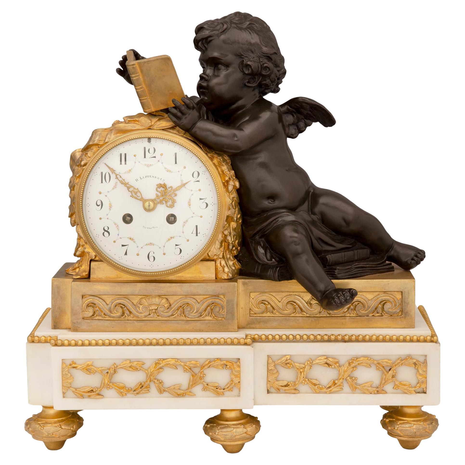 Horloge française du 19ème siècle de style Louis XVI en bronze patiné, similor et marbre