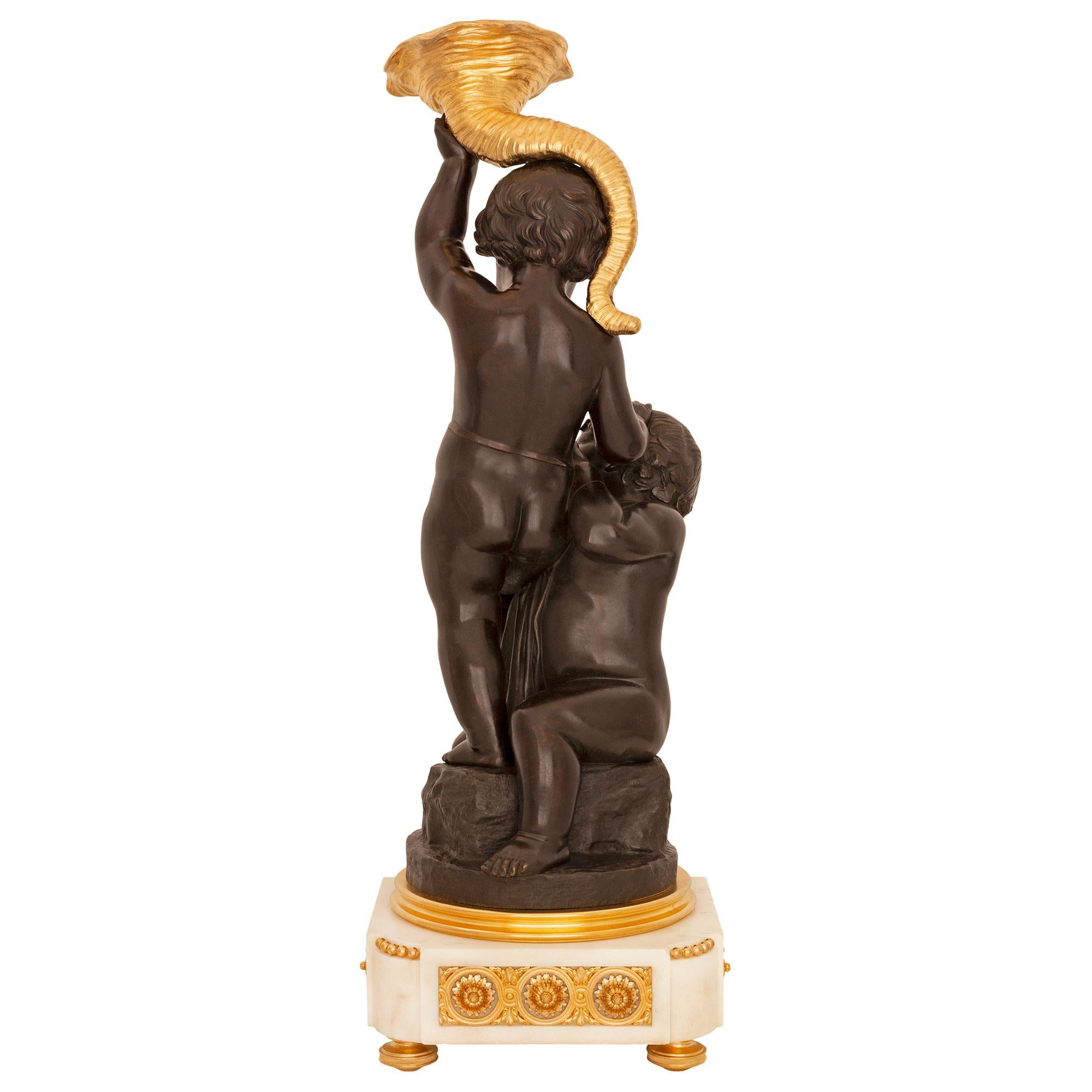 Patinato Statua francese del XIX secolo in stile Luigi XVI in bronzo patinato, ormolu e marmo in vendita