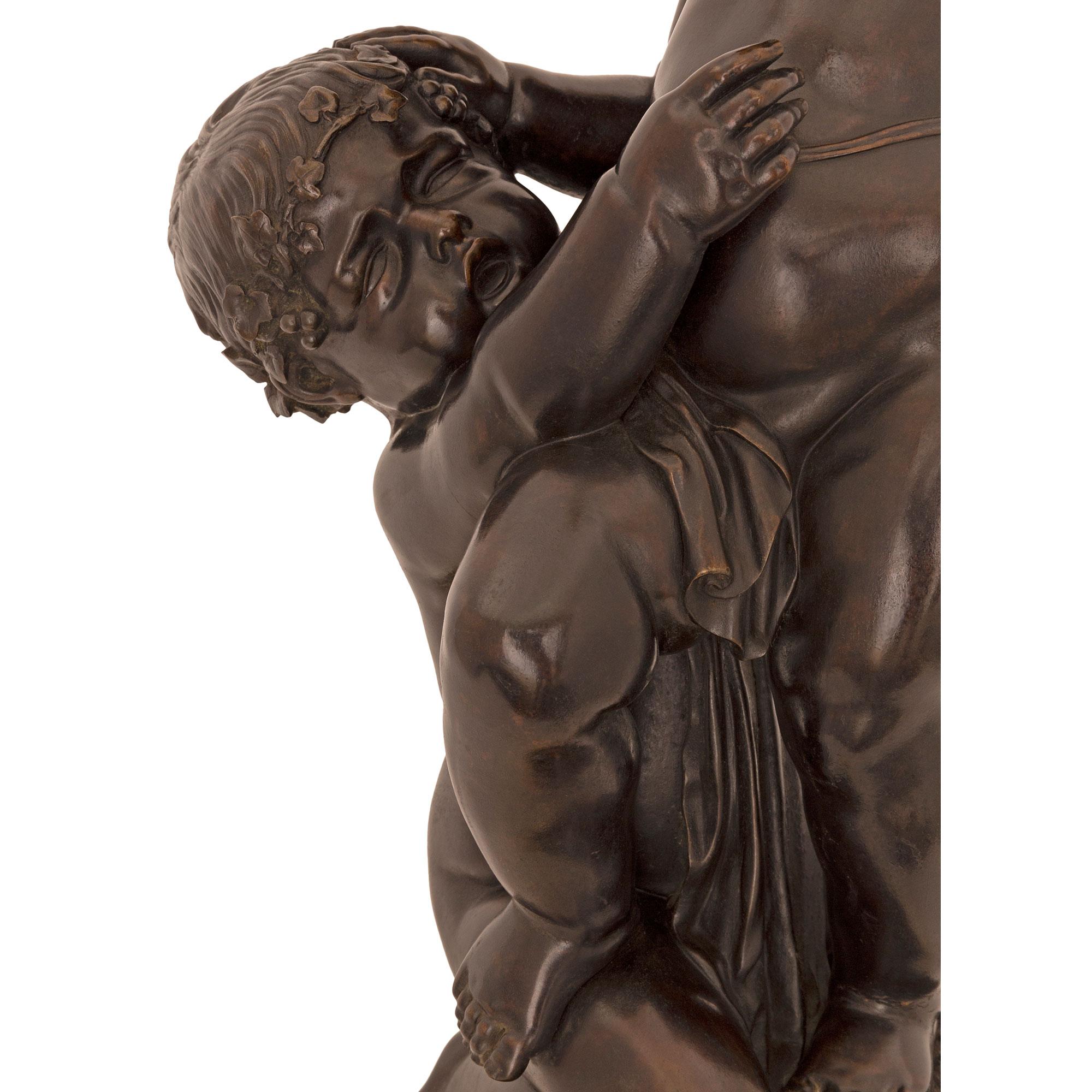 Bronzo Statua francese del XIX secolo in stile Luigi XVI in bronzo patinato, ormolu e marmo in vendita