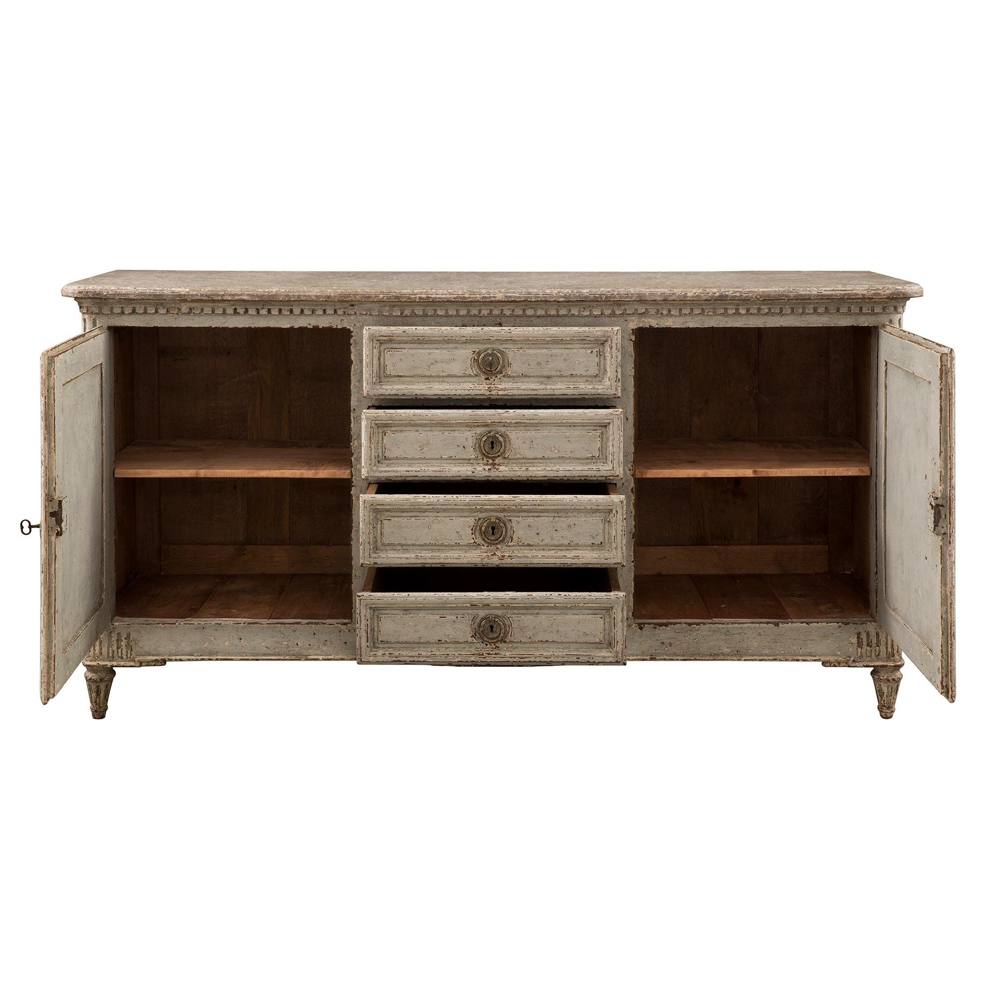 Français Buffet français de style Louis XVI du XIXe siècle en bois patiné et faux marbre en vente