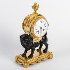 "Il leone pacifico", un pendolo francese del XIX secolo in stile Luigi XVI