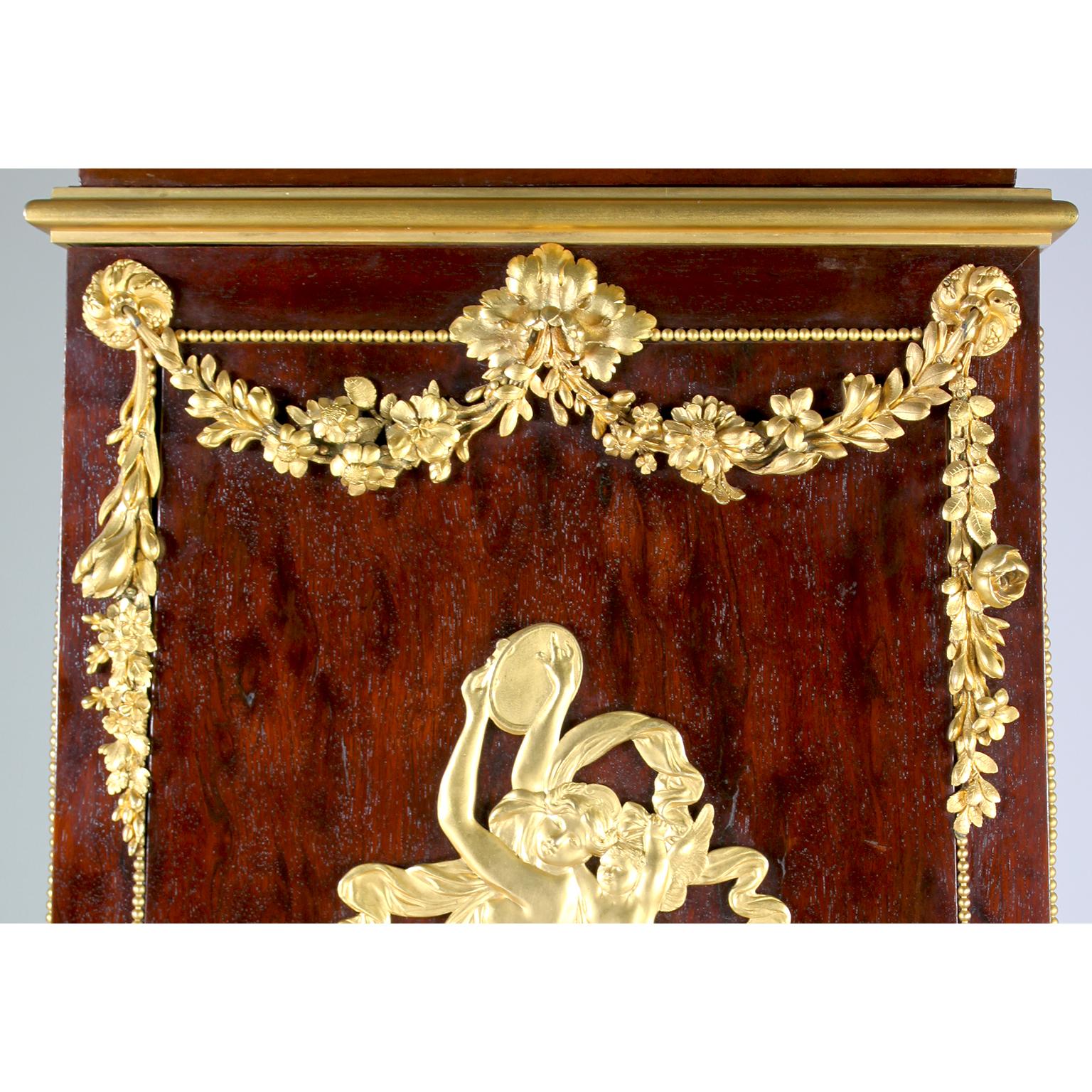 Pendule de style Louis XVI en acajou prunier monté en bronze doré État moyen - En vente à Los Angeles, CA