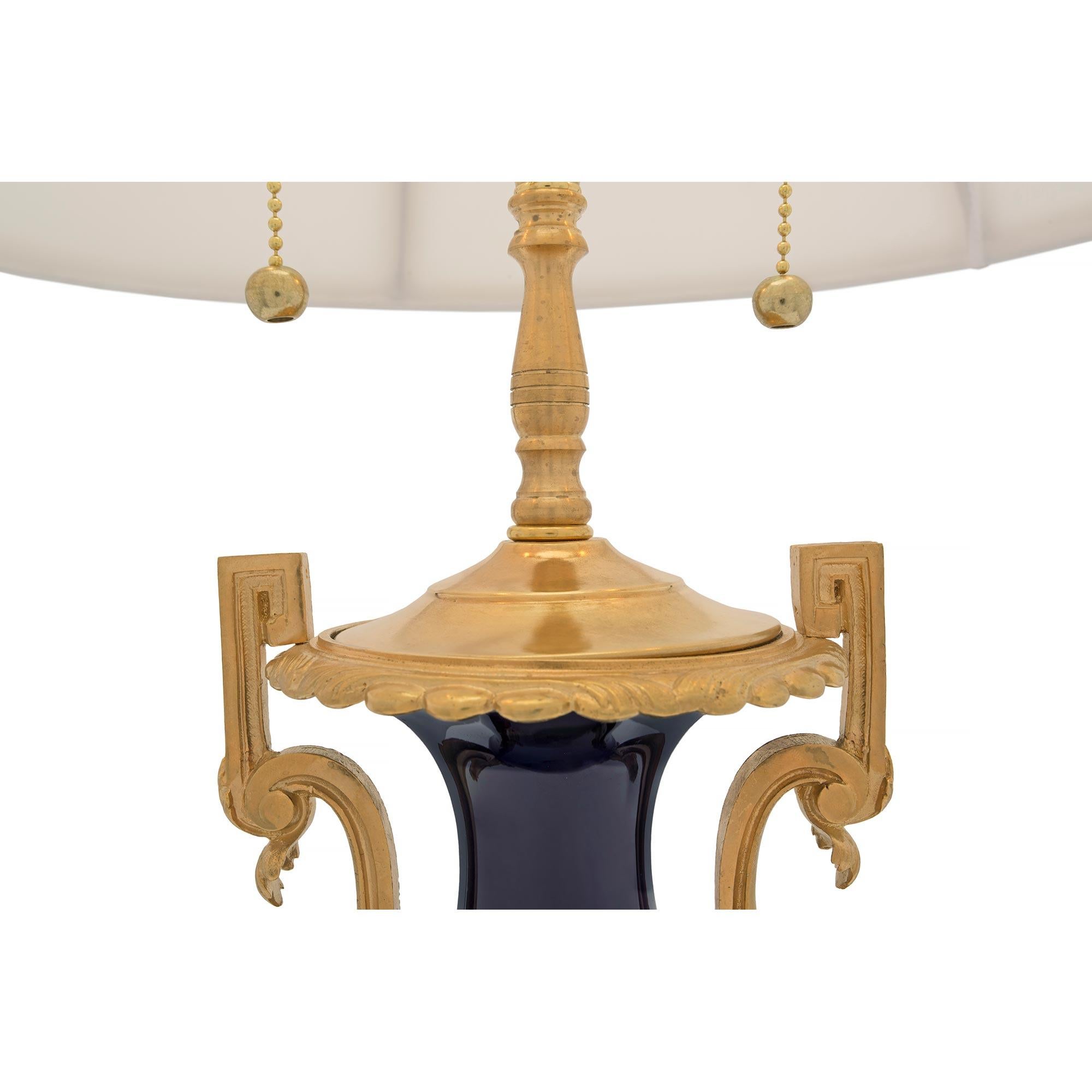 Porzellan- und Goldbronze-Lampen im Louis-XVI.-Stil des 19. Jahrhunderts (Französisch) im Angebot