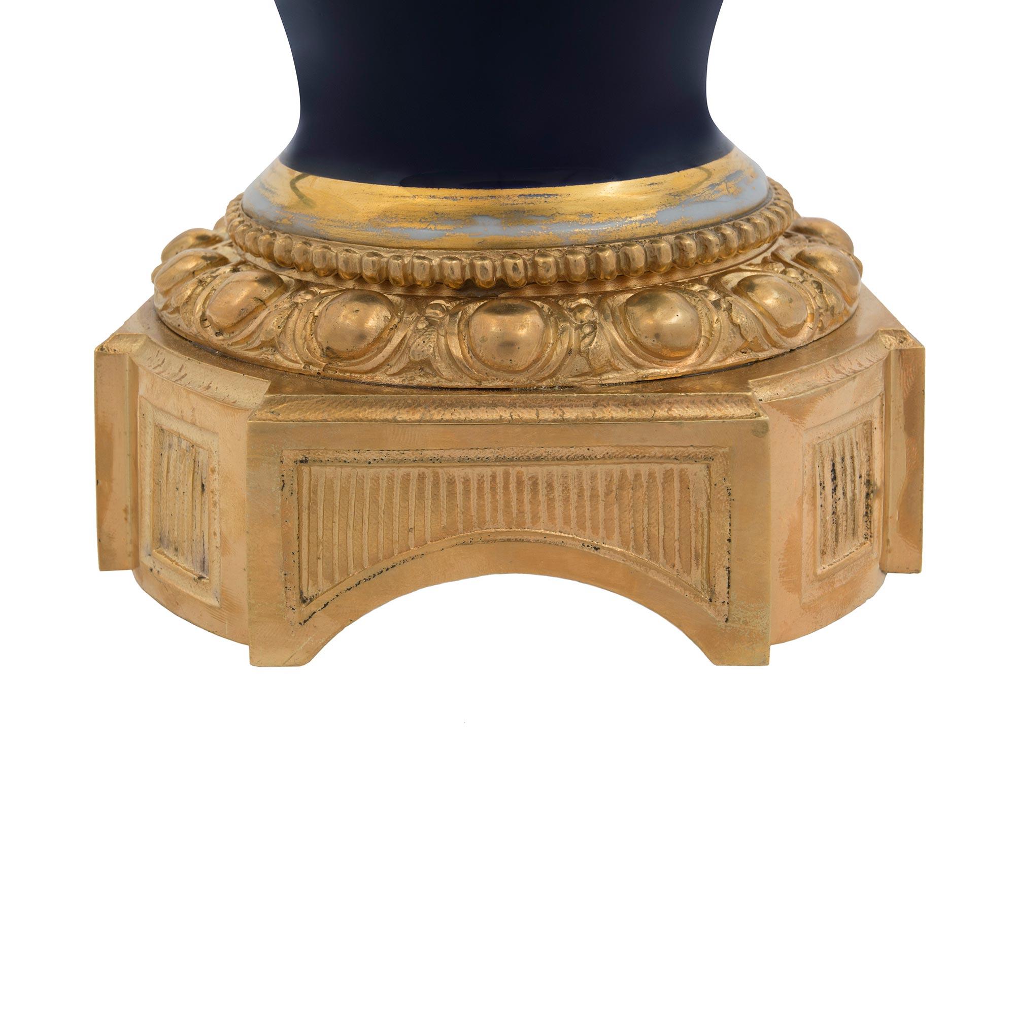Porzellan- und Goldbronze-Lampen im Louis-XVI.-Stil des 19. Jahrhunderts im Zustand „Gut“ im Angebot in West Palm Beach, FL