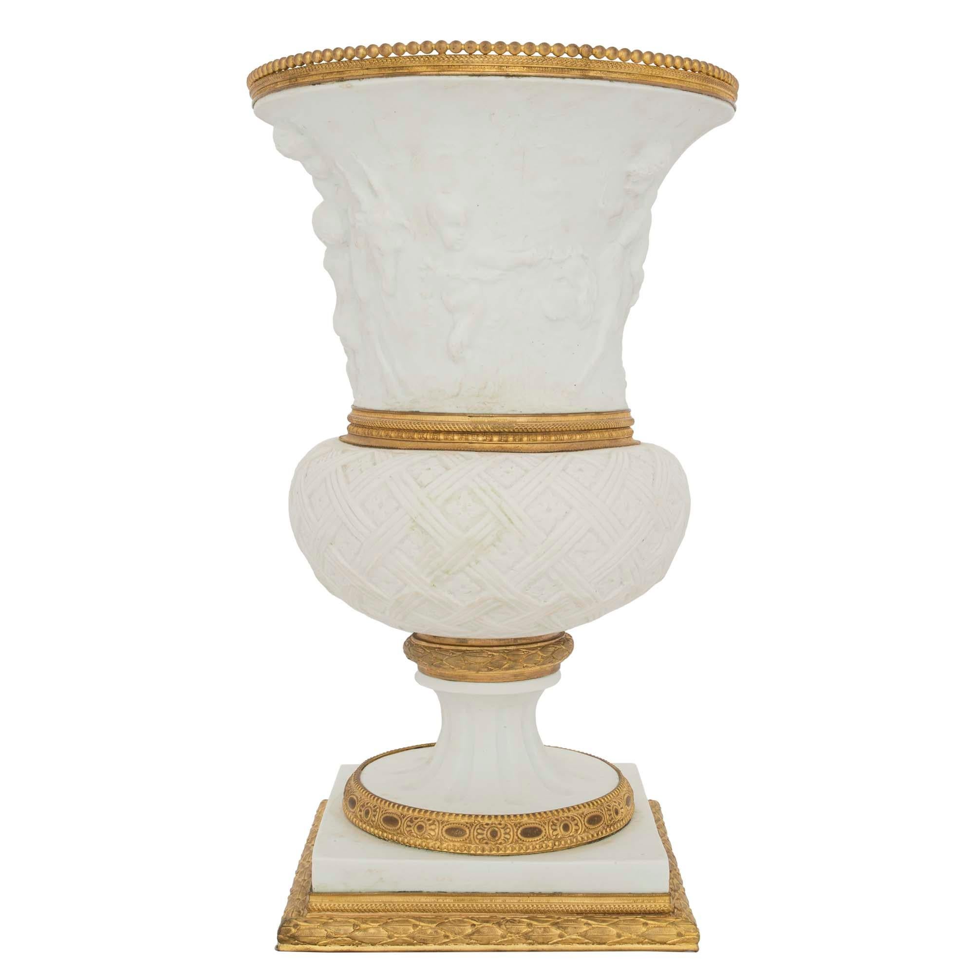 Französische Vase aus Porzellan und Goldbronze im Louis-XVI-Stil, Medici-Design, 19. Jahrhundert im Zustand „Gut“ im Angebot in West Palm Beach, FL