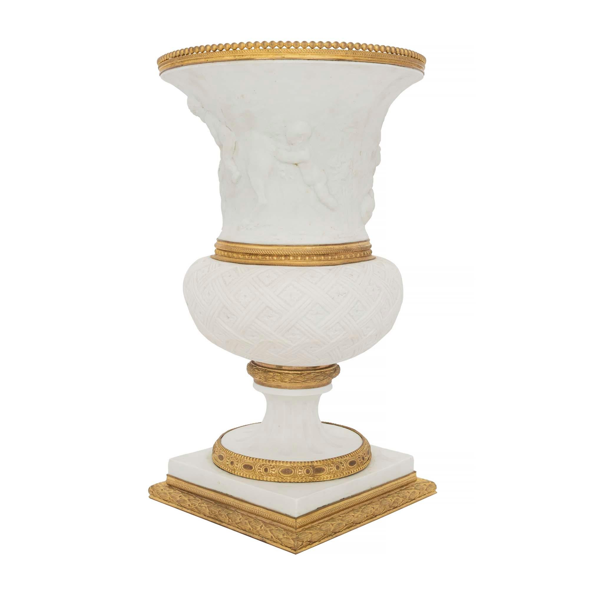 Porcelaine Vase français de style Louis XVI du XIXe siècle en porcelaine et bronze doré conçu par Medici en vente