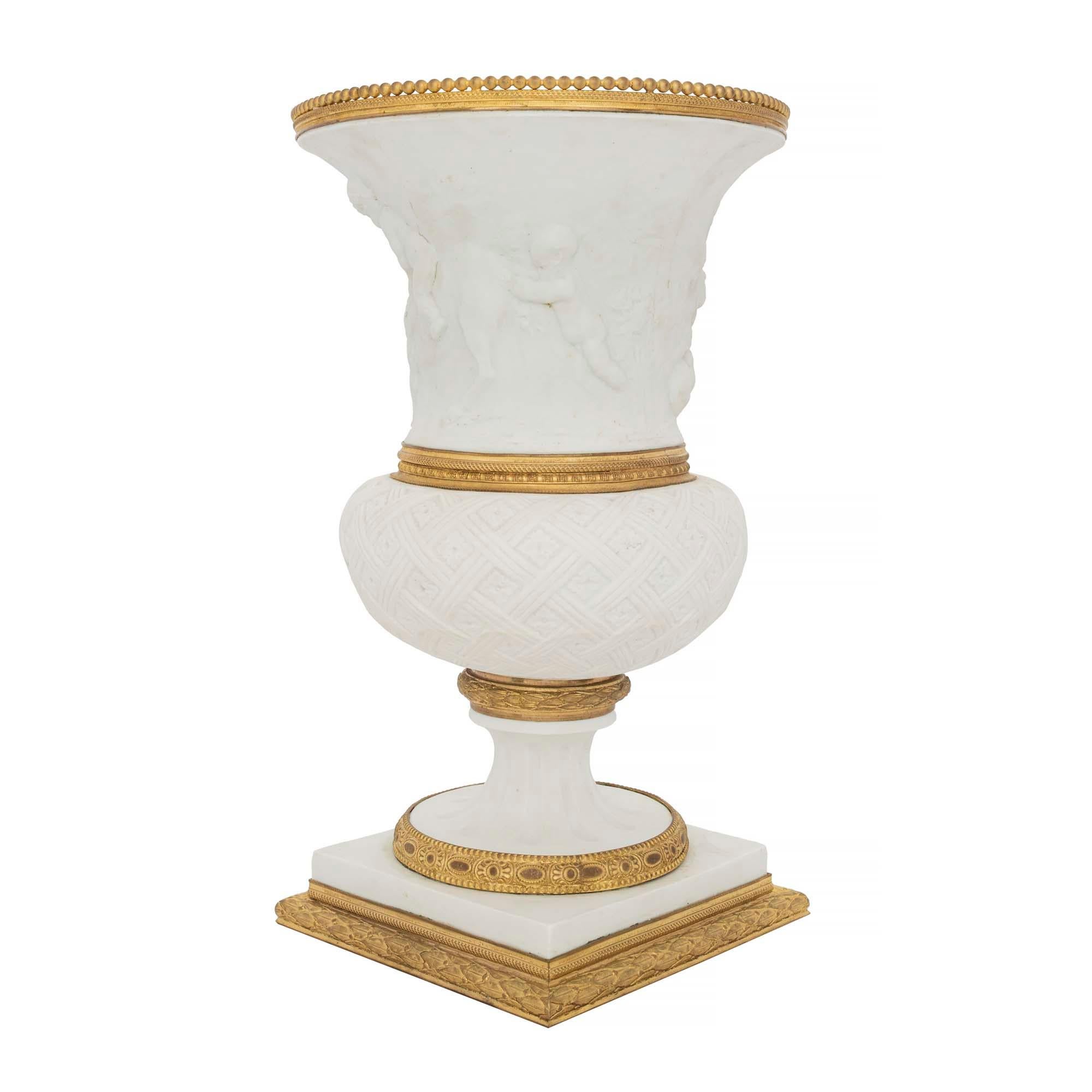 Französische Vase aus Porzellan und Goldbronze im Louis-XVI-Stil, Medici-Design, 19. Jahrhundert im Angebot 1