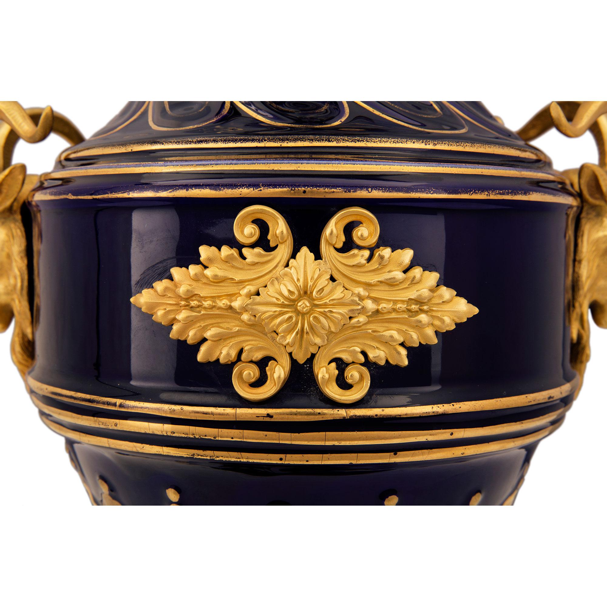 Lámpara Francesa del Siglo XIX Estilo Luis XVI de Porcelana, Dorada y Ormolu en Bueno estado para la venta en West Palm Beach, FL