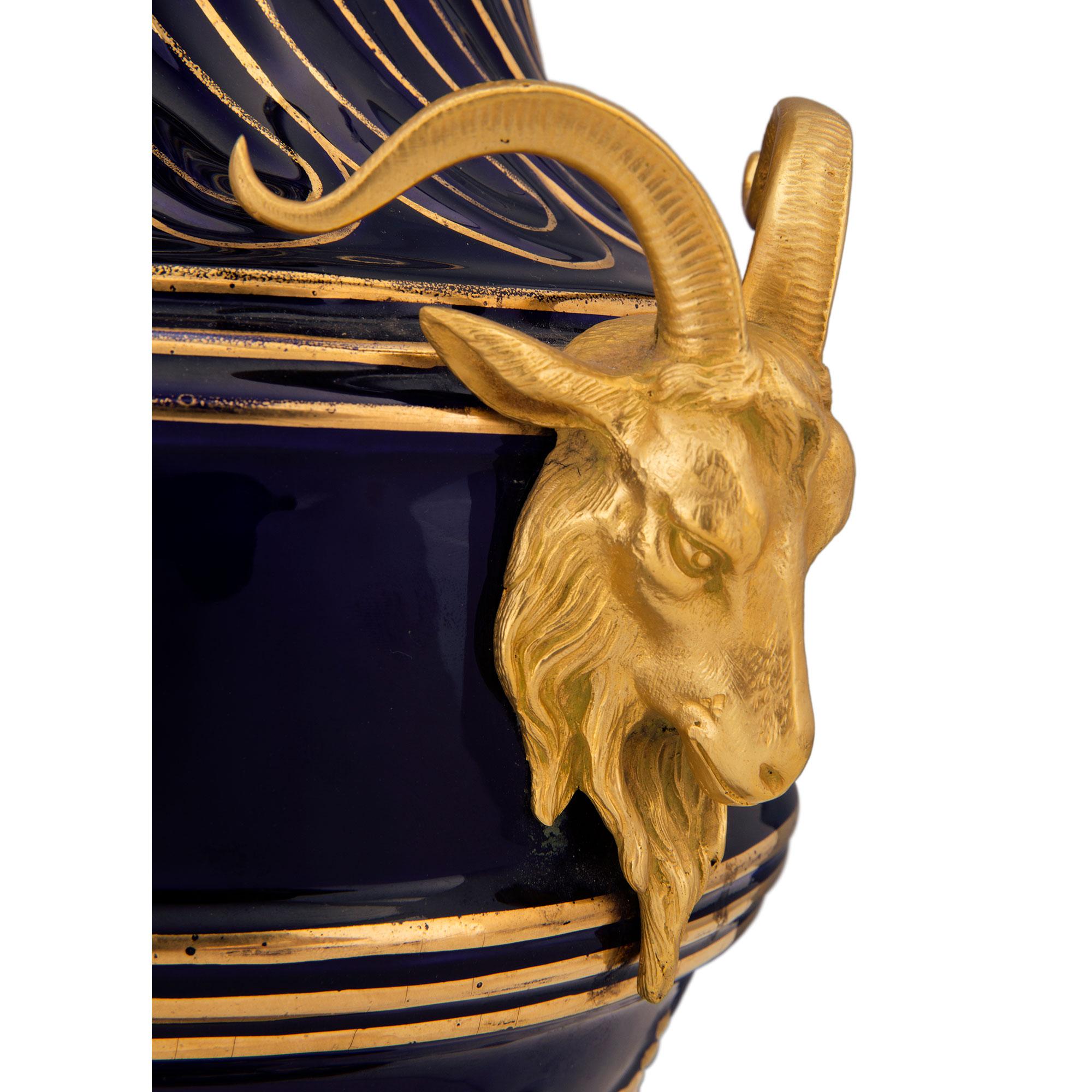 Lámpara Francesa del Siglo XIX Estilo Luis XVI de Porcelana, Dorada y Ormolu siglo XIX en venta