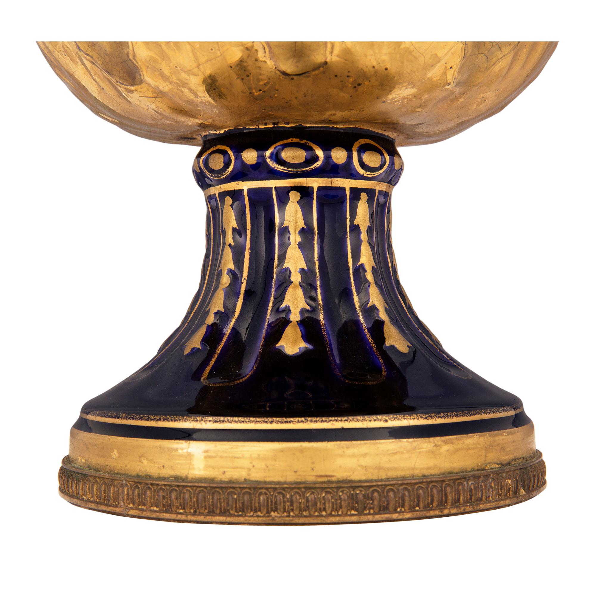 Lámpara Francesa del Siglo XIX Estilo Luis XVI de Porcelana, Dorada y Ormolu en venta 1