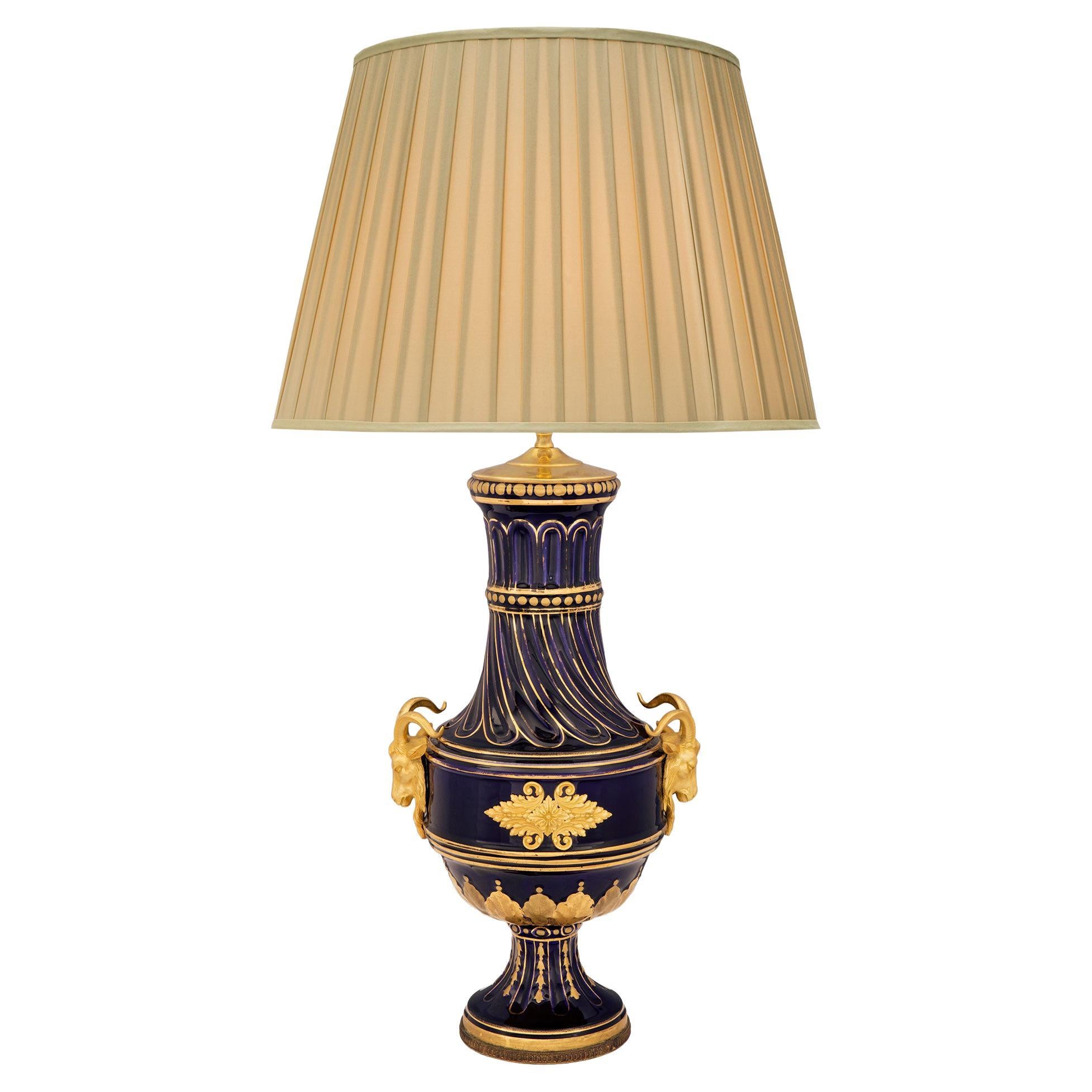 Lampada francese del XIX secolo in stile Luigi XVI in porcellana, dorata e ormolu
