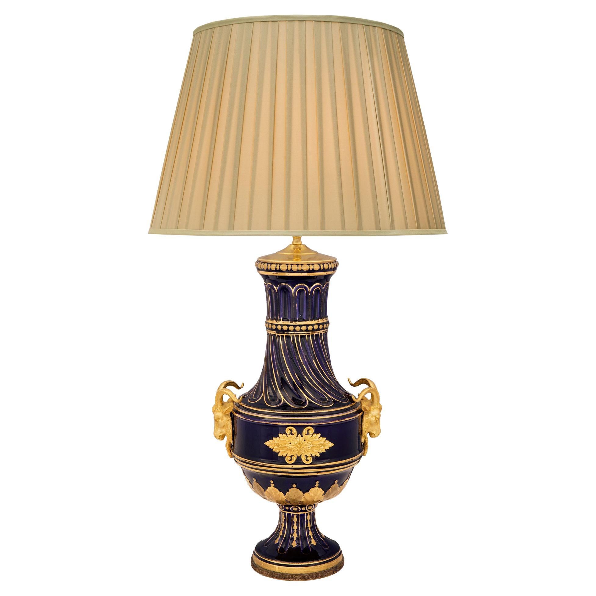 Lampe française du 19ème siècle de style Louis XVI en porcelaine, dorure et bronze doré