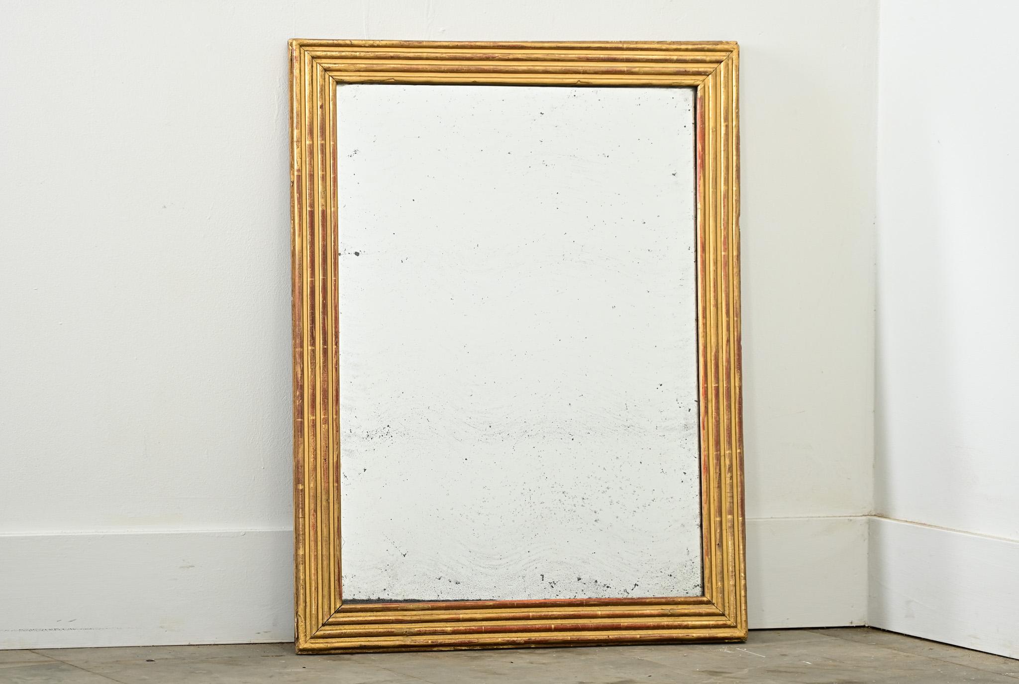 Français Miroir à cannelures doré de style Louis XVI du 19ème siècle en vente