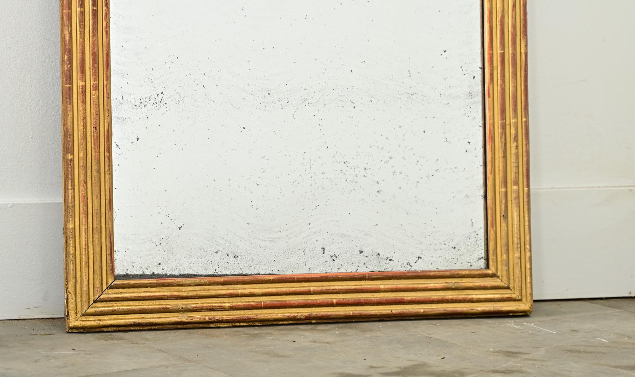Sculpté Miroir à cannelures doré de style Louis XVI du 19ème siècle en vente