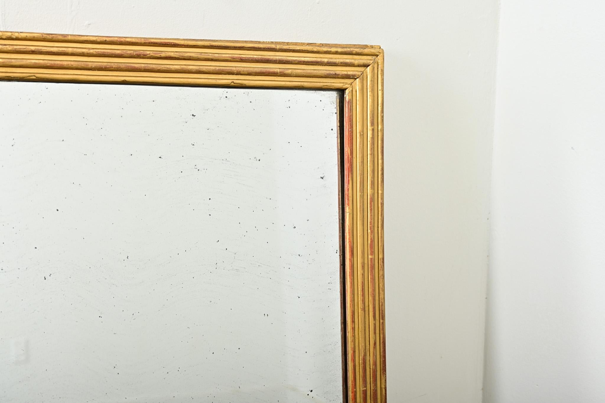 Miroir à cannelures doré de style Louis XVI du 19ème siècle Bon état - En vente à Baton Rouge, LA
