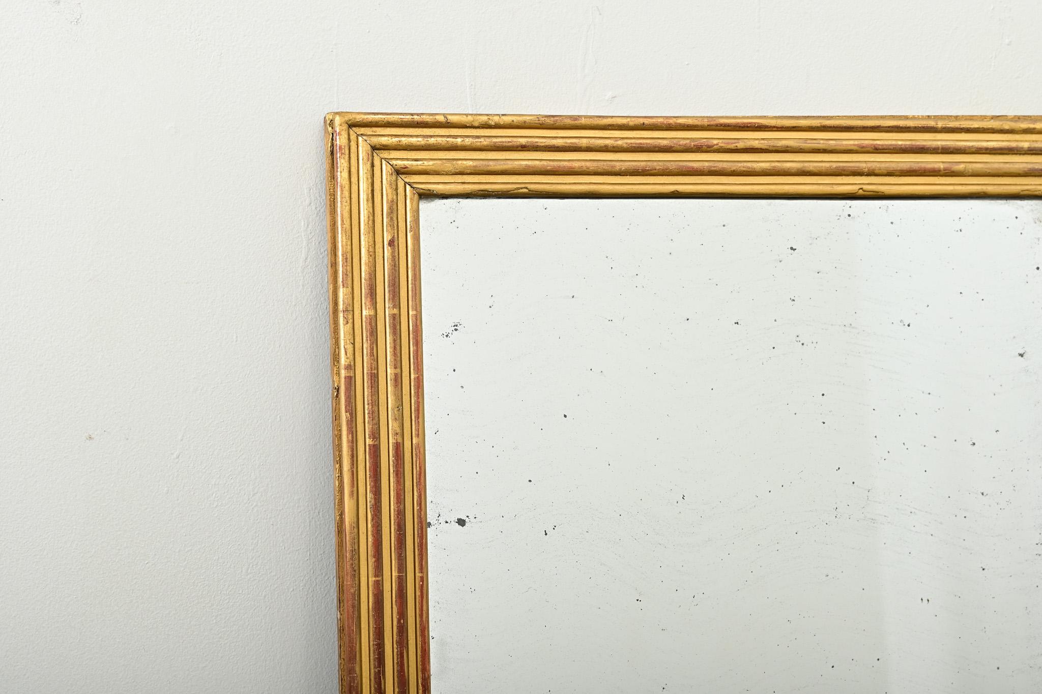 XIXe siècle Miroir à cannelures doré de style Louis XVI du 19ème siècle en vente