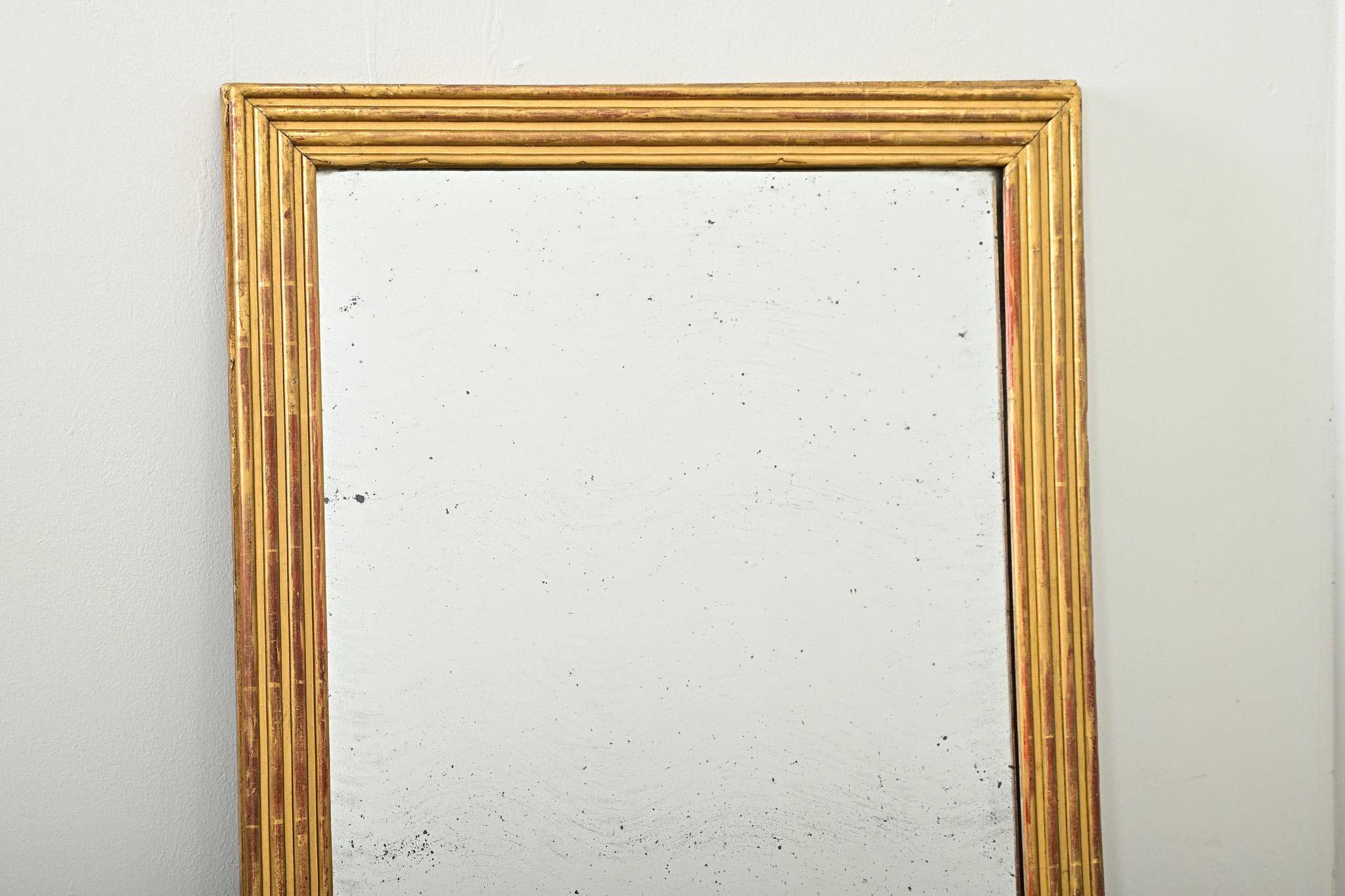 Miroir à cannelures doré de style Louis XVI du 19ème siècle en vente 1