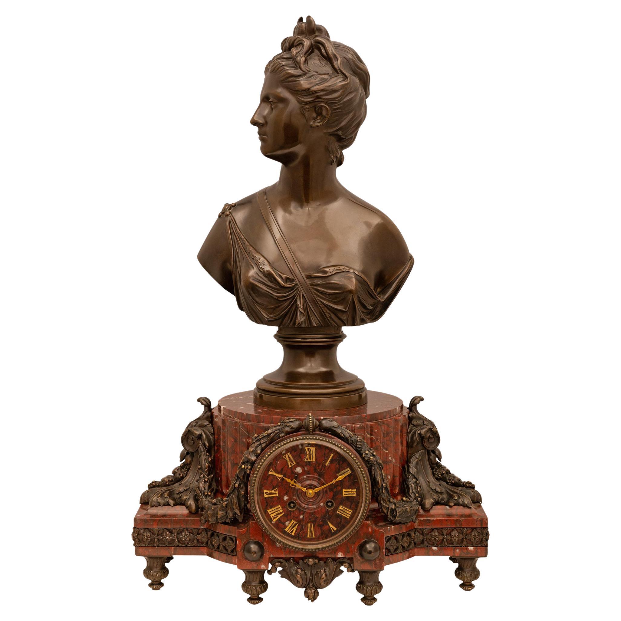 Horloge française du 19ème siècle de style Louis XVI en marbre rouge griotte et bronze