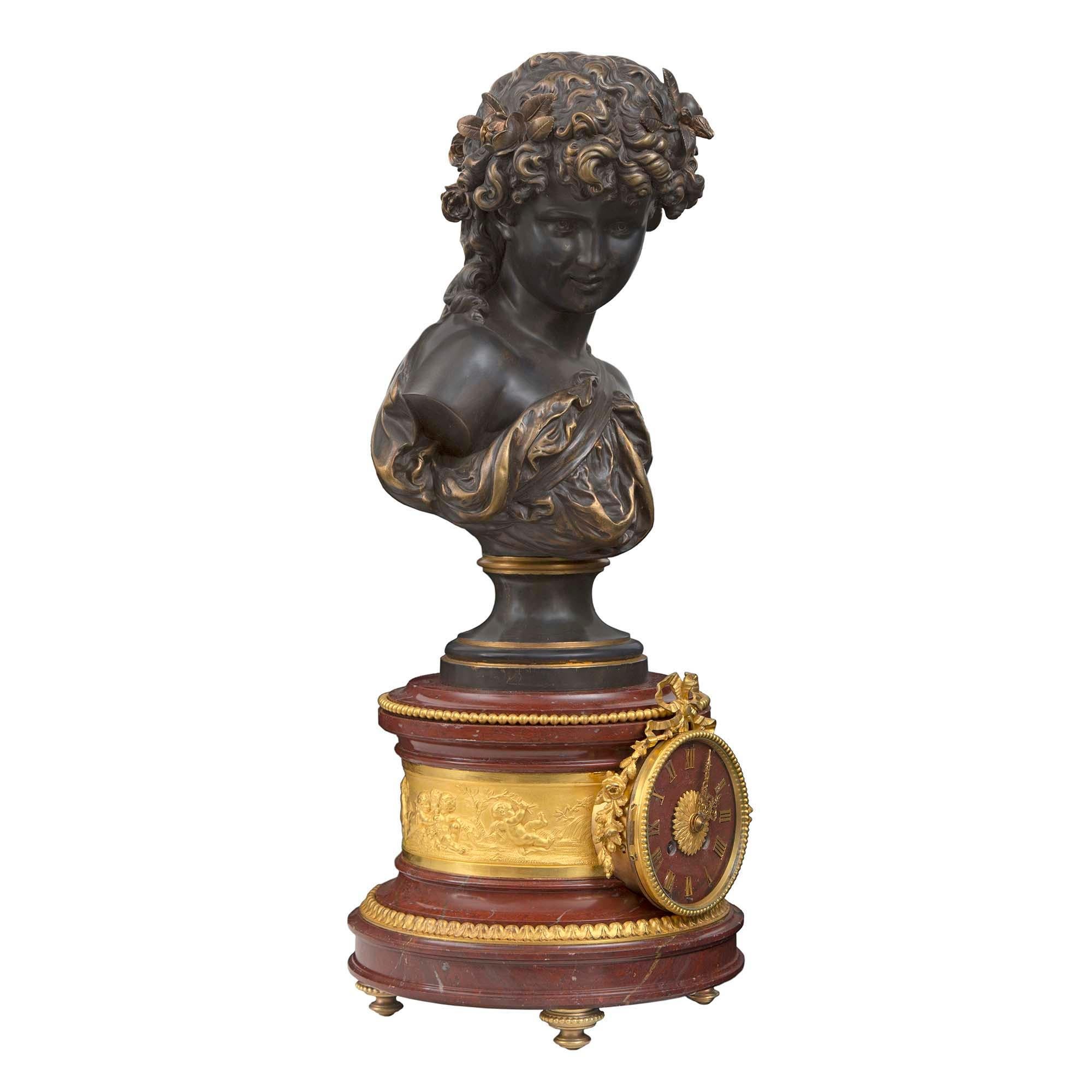 Eine atemberaubende Französisch 19. Jahrhundert Louis XVI st. Rouge Griotte, Ormolu und patiniert Bronze unterzeichnet Uhr. Die Uhr wird von feinen topieförmigen Füßen unter dem runden Sockel mit einem feinen Coeur de Rai Ormolu Band angehoben. Das
