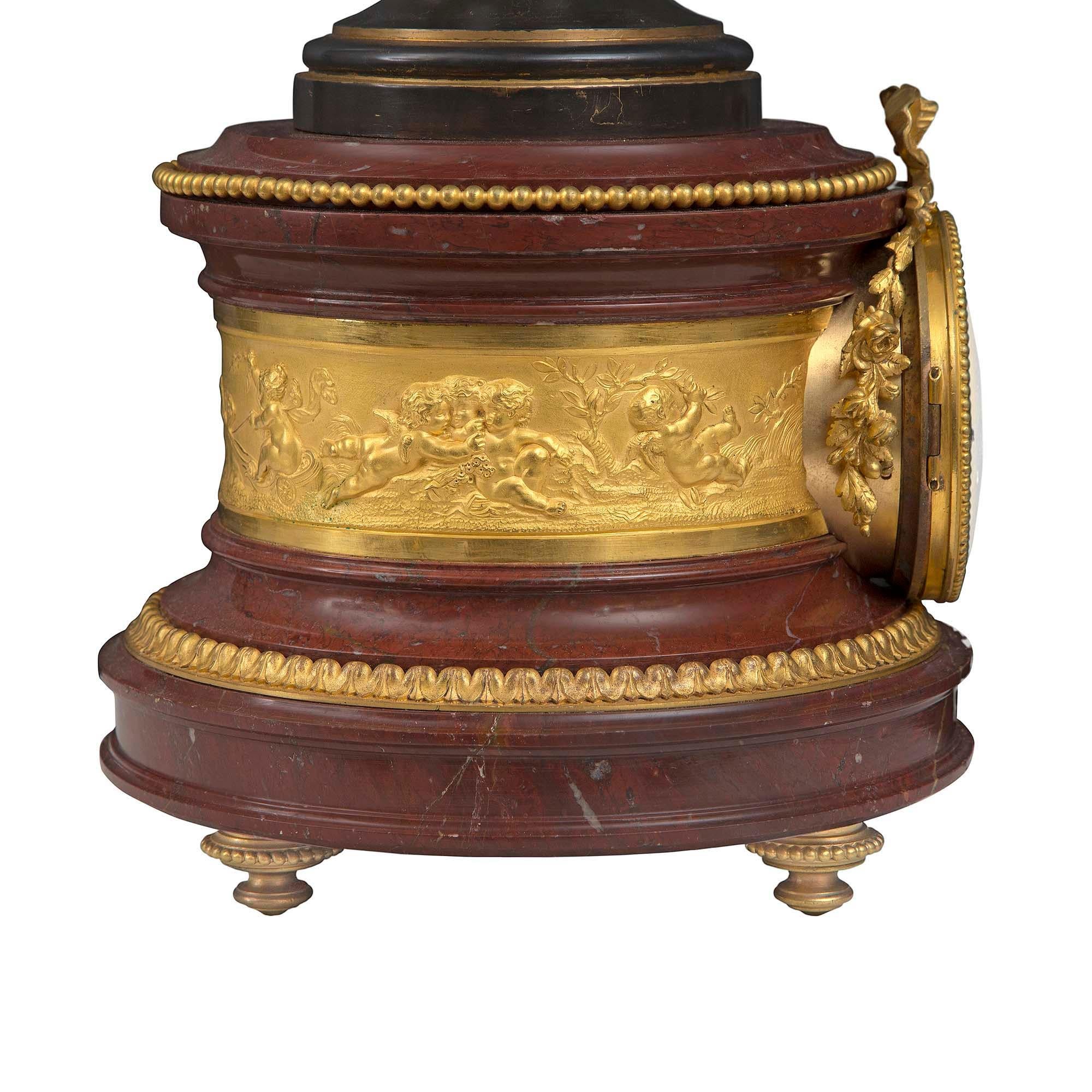 Uhr im Louis-XVI-Stil des 19. Jahrhunderts, Rouge Griotte, Goldbronze und Bronze im Zustand „Gut“ im Angebot in West Palm Beach, FL