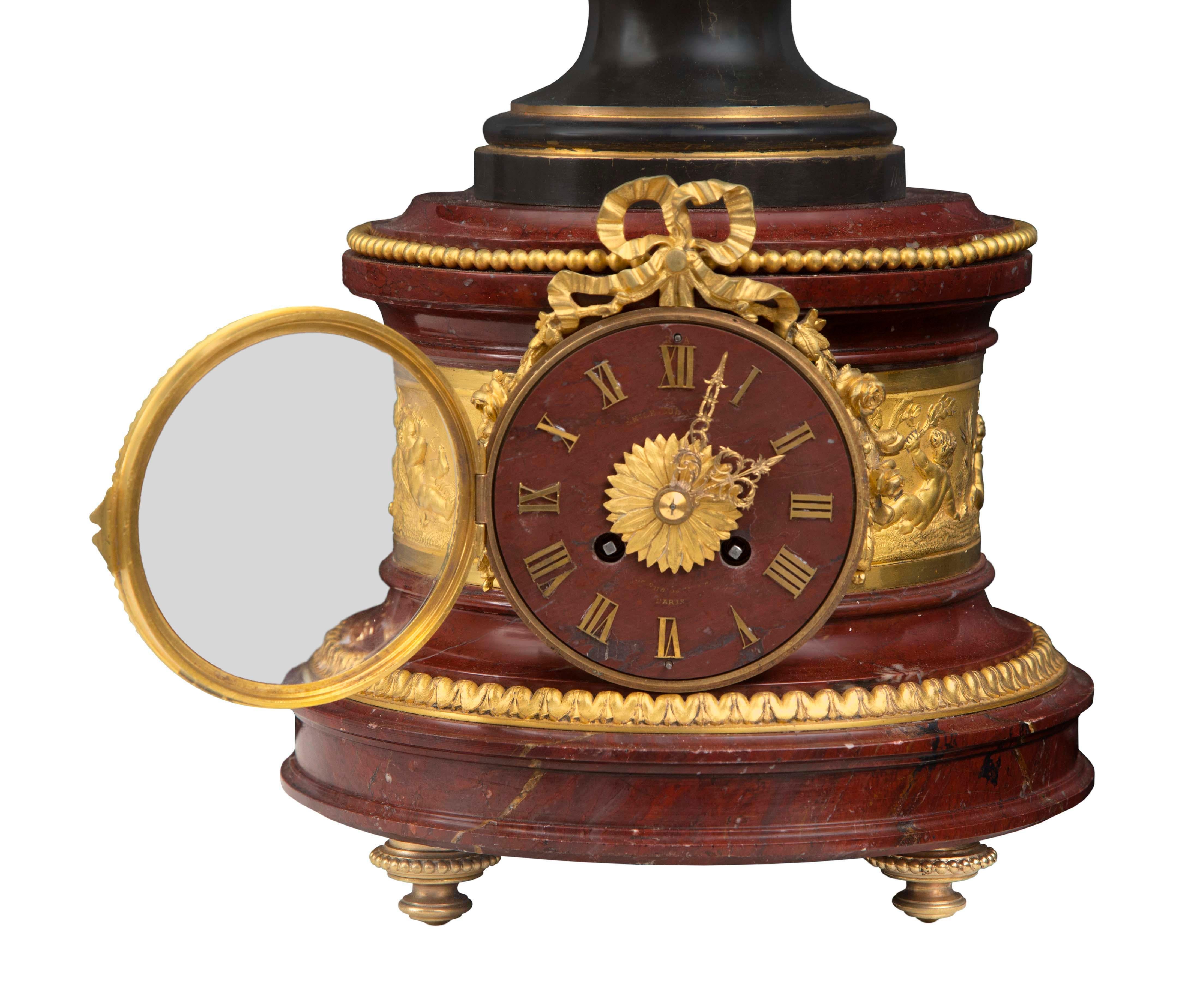 Uhr im Louis-XVI-Stil des 19. Jahrhunderts, Rouge Griotte, Goldbronze und Bronze im Angebot 1