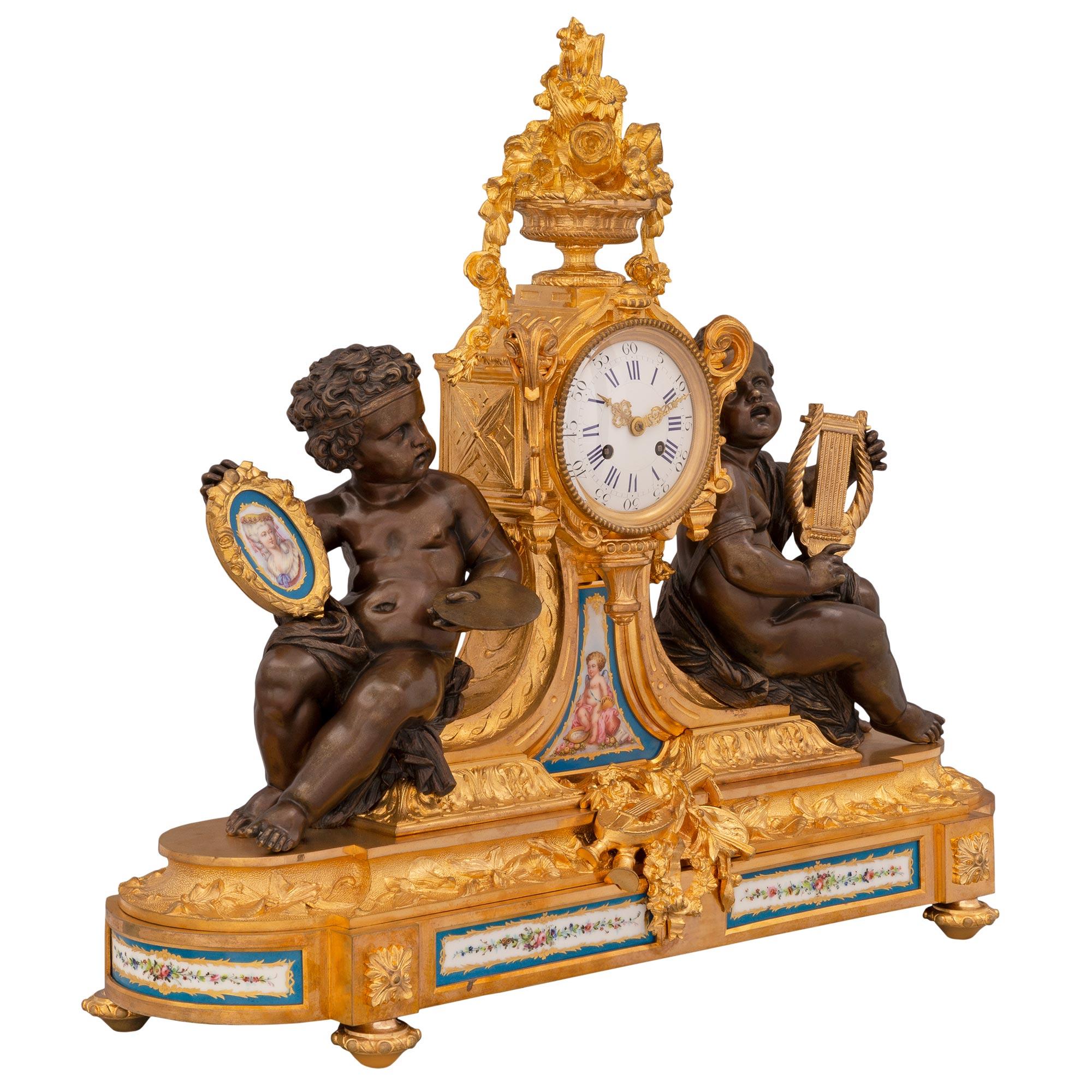 Eine prächtige französische Porzellan- und Ormolu-Uhr aus dem 19. Jahrhundert im Stil Ludwig XVI. von Sèvres. Die Uhr steht auf feinen, topfförmigen Füßen unter dem Ormolu-Sockel, der mit eleganten Blockrosetten über jedem Fuß und schönen,
