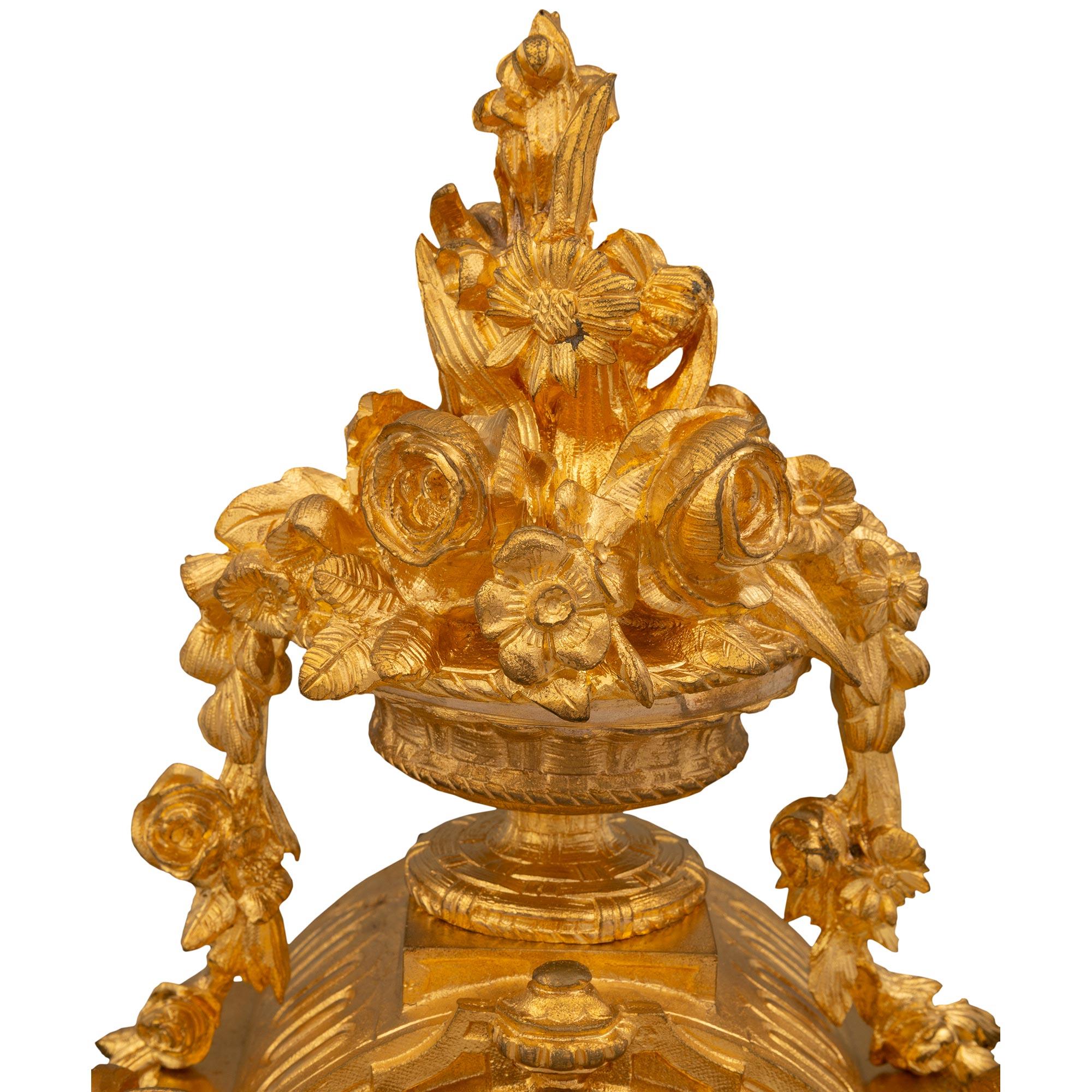 Patiné Pendule en porcelaine de Sèvres et bronze doré du XIXe siècle de style Louis XVI en vente