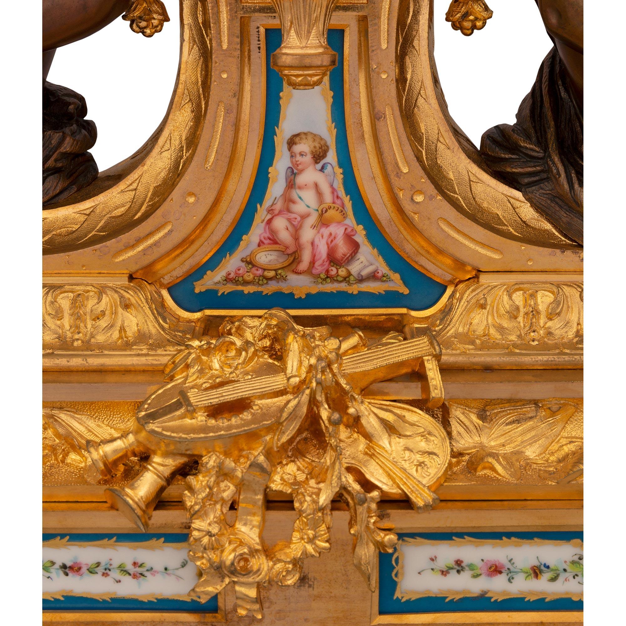 Pendule en porcelaine de Sèvres et bronze doré du XIXe siècle de style Louis XVI en vente 2