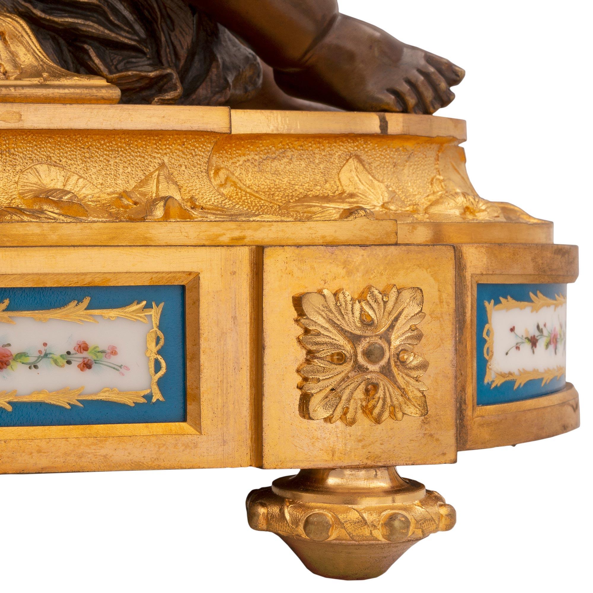 Pendule en porcelaine de Sèvres et bronze doré du XIXe siècle de style Louis XVI en vente 3