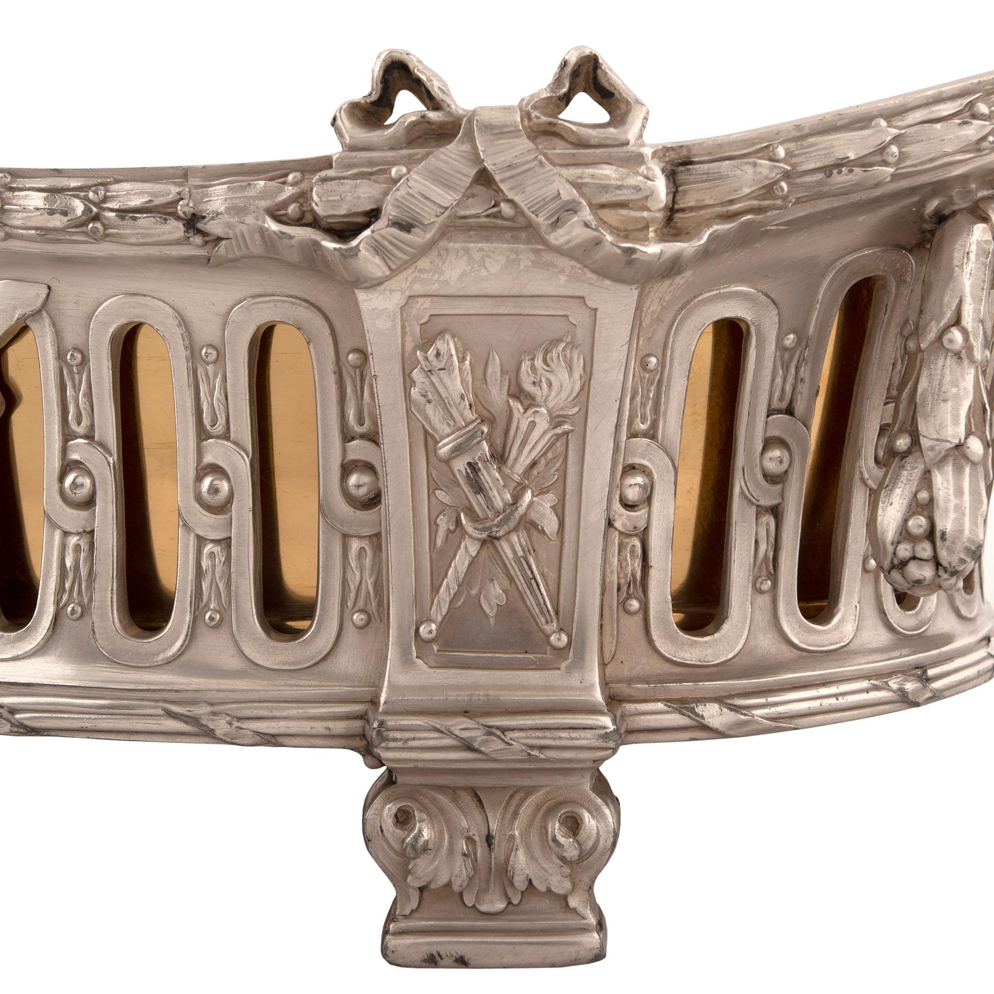 Bronze Centre de table français du 19ème siècle de style Louis XVI en bronze argenté en vente