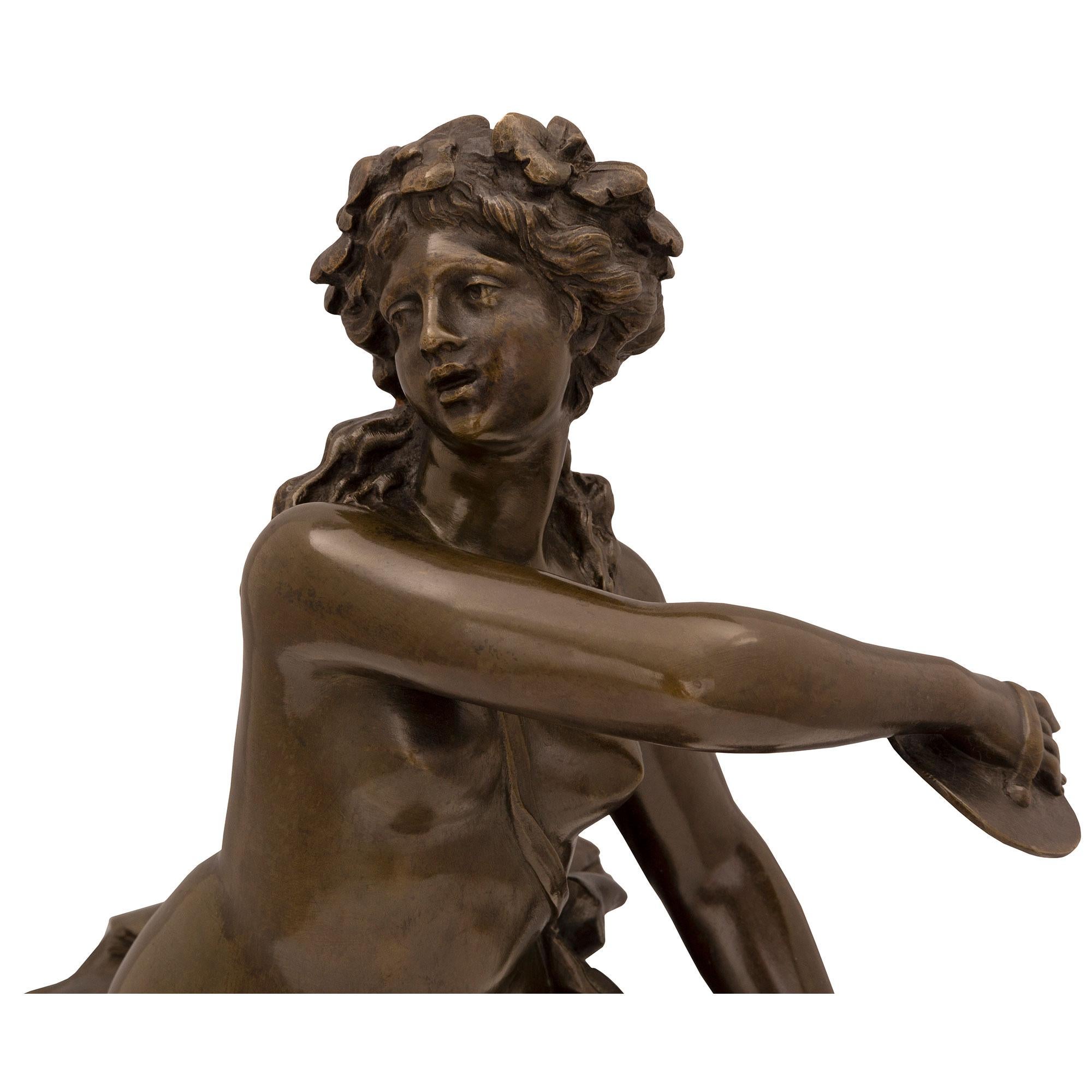 Bronze Statue française du XIXe siècle de style Louis XVI représentant une jeune fille dansant avec des cymbales en vente