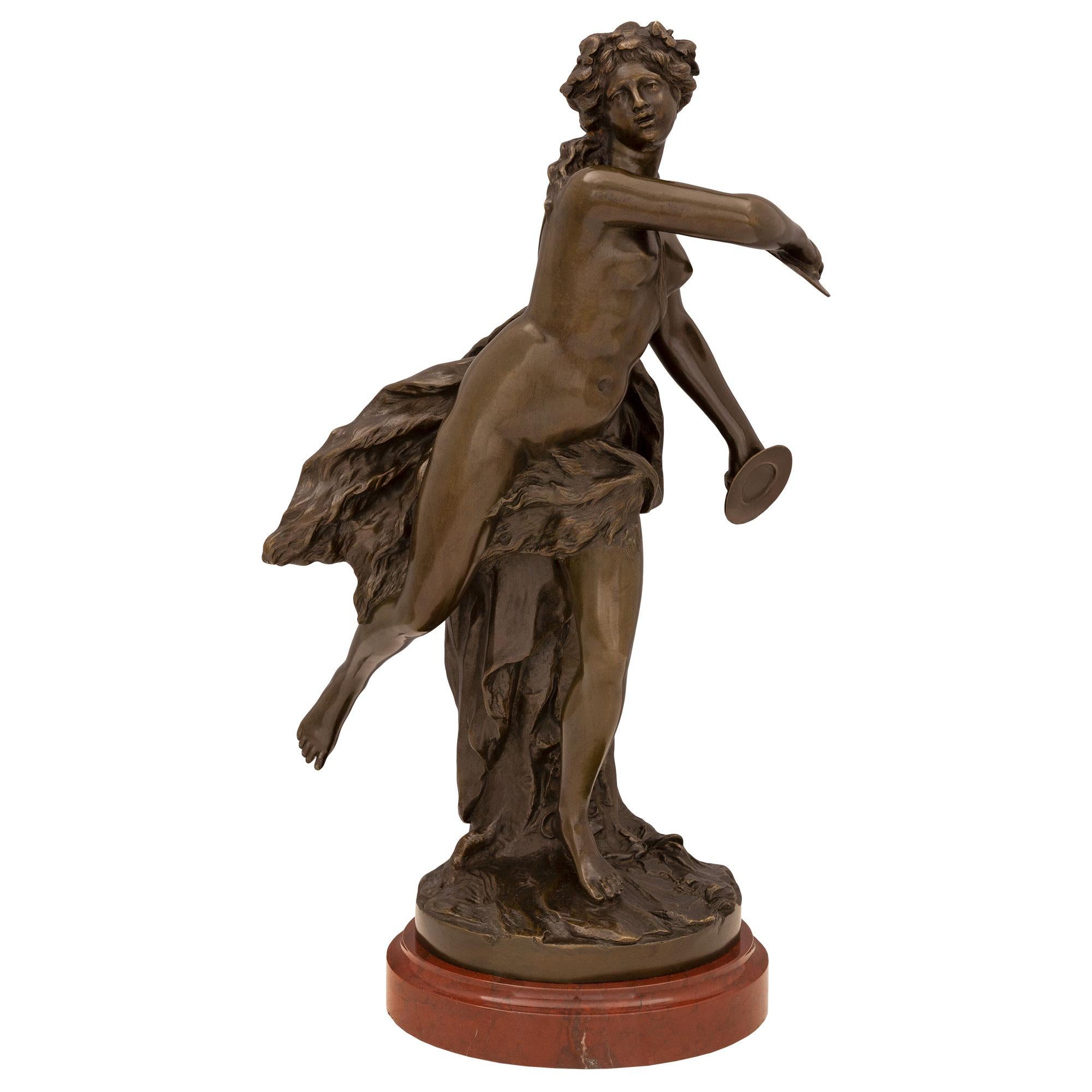 Statue française du XIXe siècle de style Louis XVI représentant une jeune fille dansant avec des cymbales