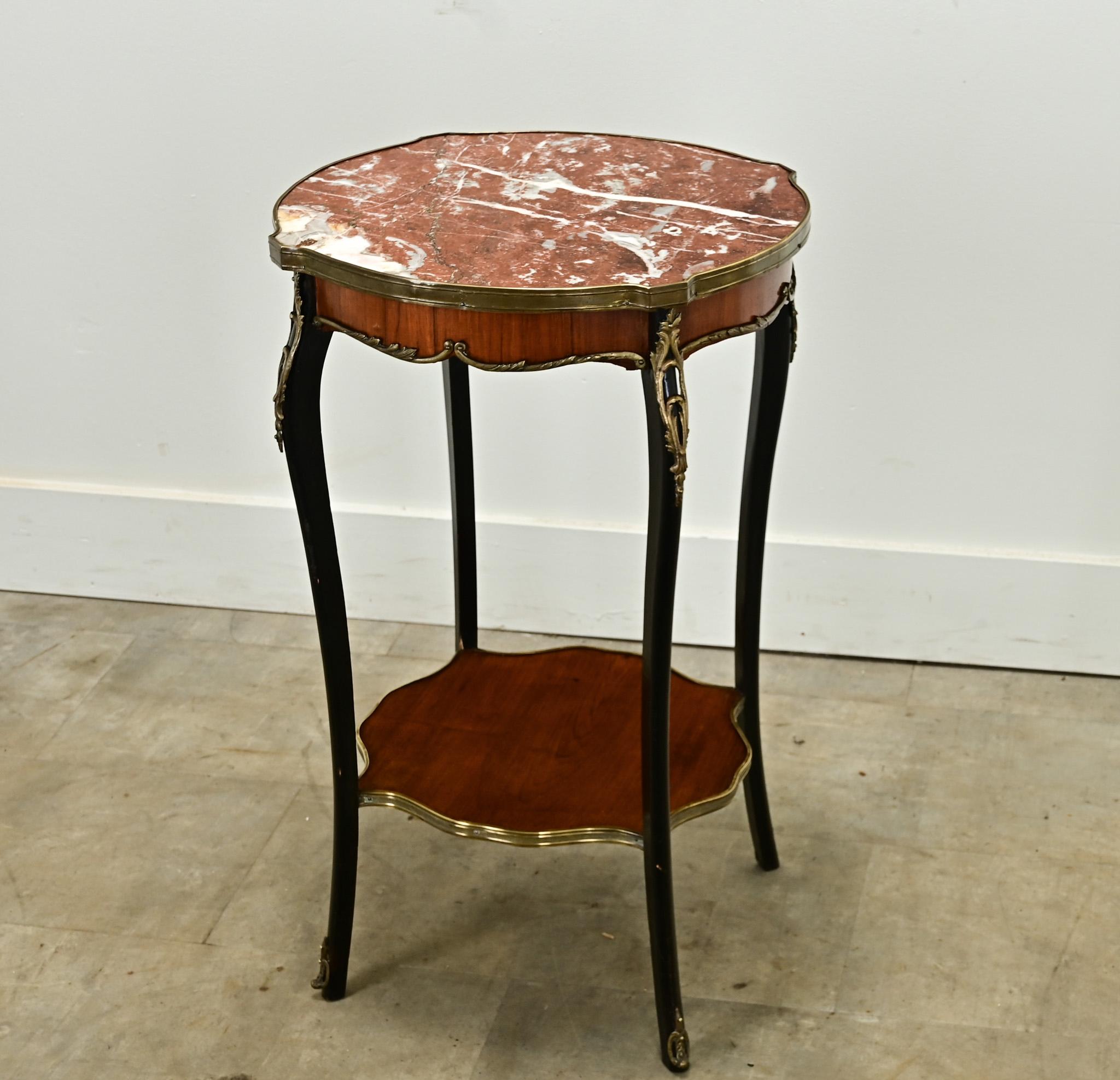 Petite table d'appoint française en bois de rose avec des montures en bronze doré et un plateau en marbre. Le plateau en marbre rouge est bordé de laiton et surmonté d'un tablier en palissandre festonné et incurvé. Les pieds de la table sont