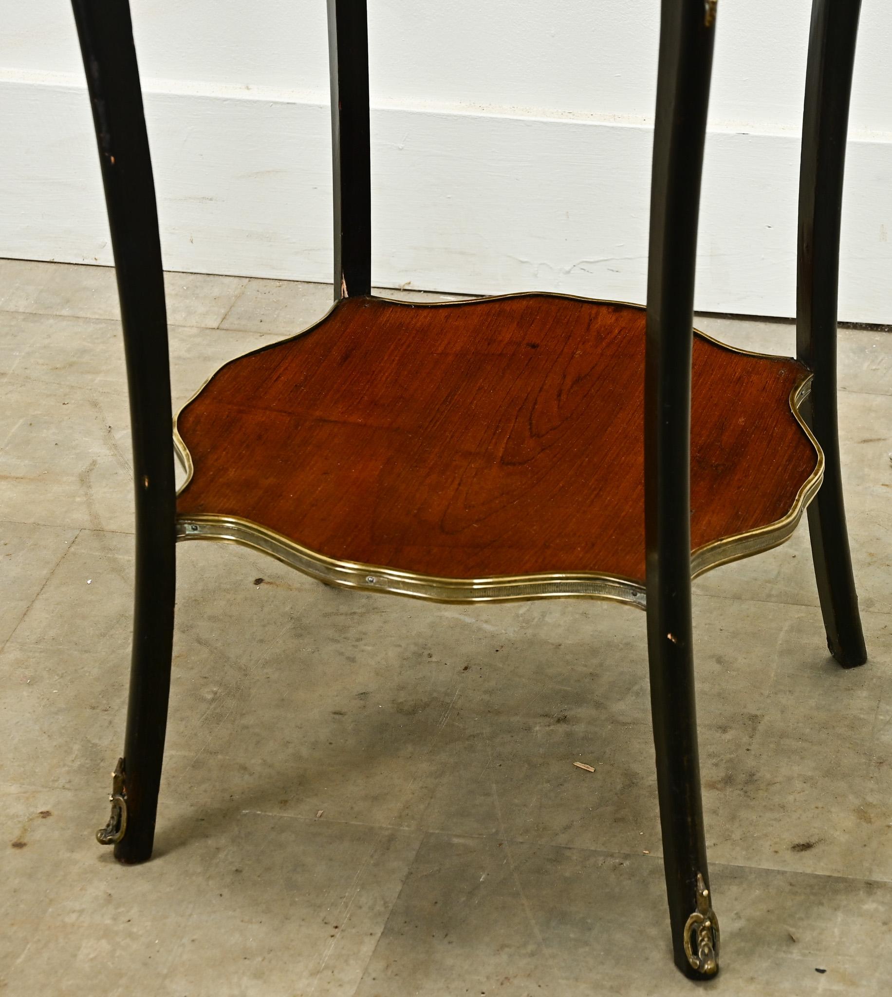 Appliqué Table française du 19ème siècle de style Louis XVI en vente