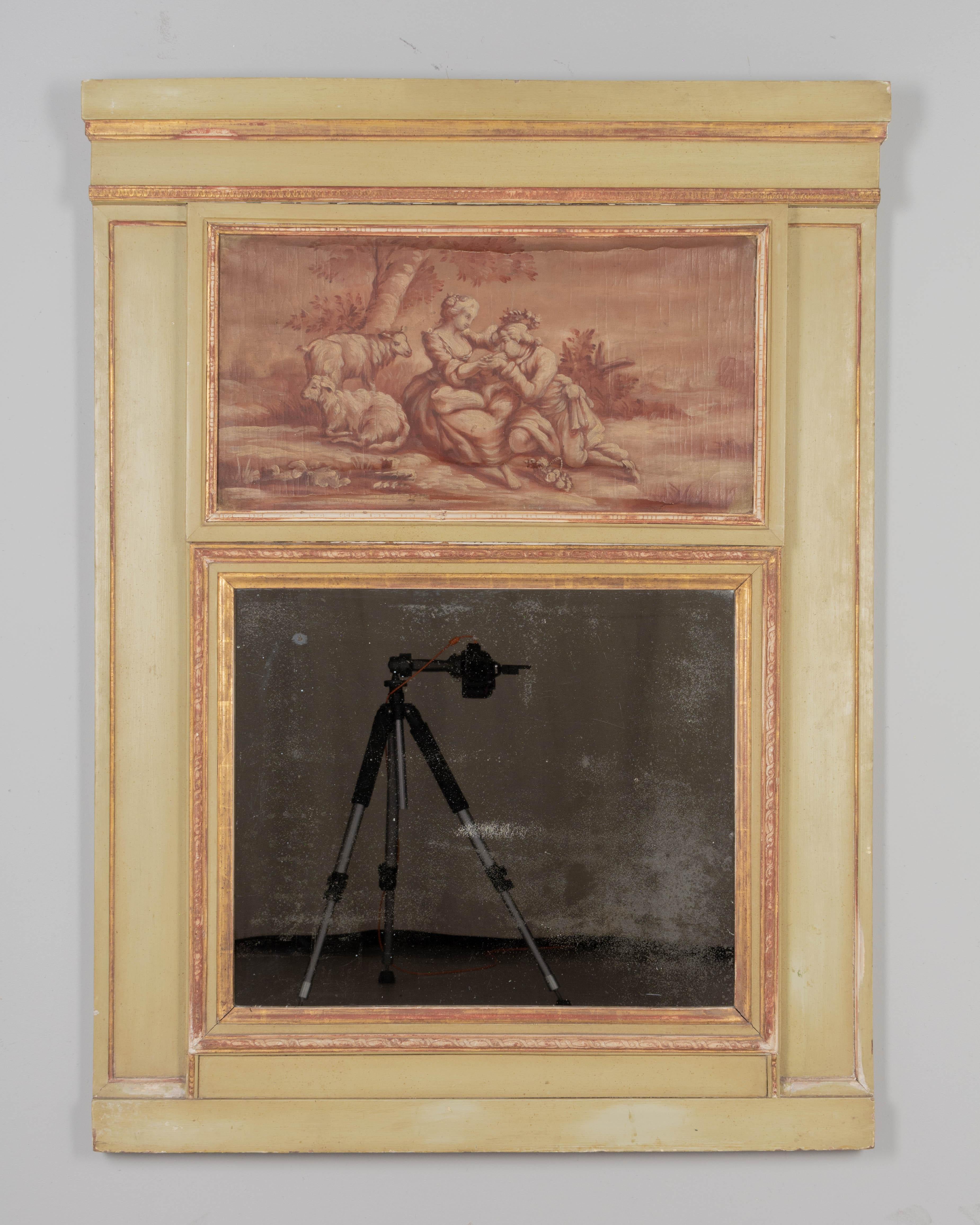 Ein französischer Trumeau-Spiegel im Louis-XVI-Stil aus dem 19. Jahrhundert mit einem sepiafarbenen Ölgemälde, das eine pastorale Balzszene darstellt. Blassgrün lackierter Kiefernholzrahmen mit vergoldeter Bordüre. Originaler Spiegel mit alter