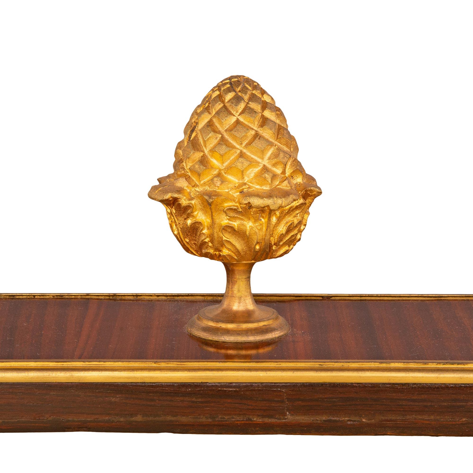 Mesa de centro francesa del siglo XIX estilo Luis XVI de madera de tulipán y ormolu en venta 5