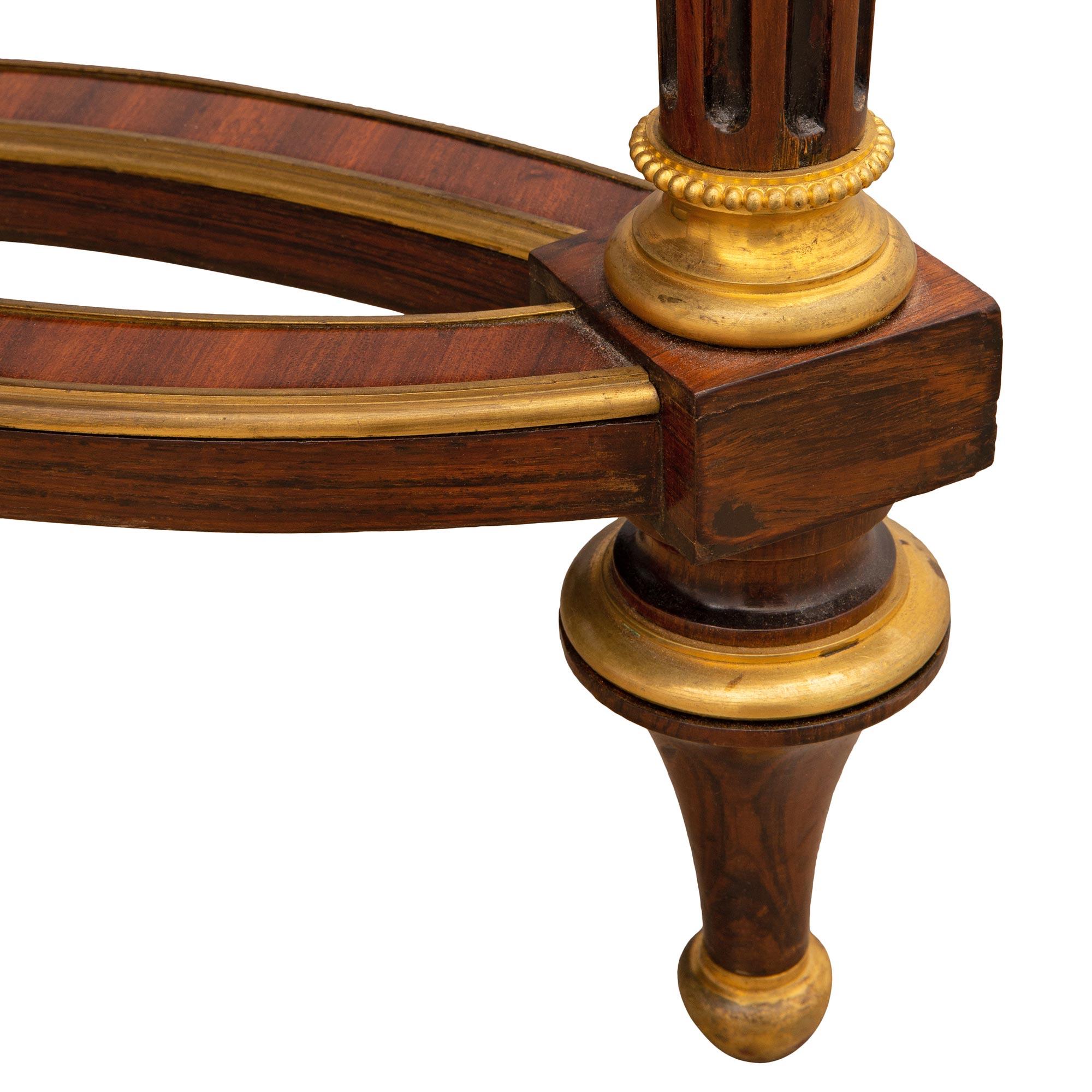 Mesa de centro francesa del siglo XIX estilo Luis XVI de madera de tulipán y ormolu en venta 6